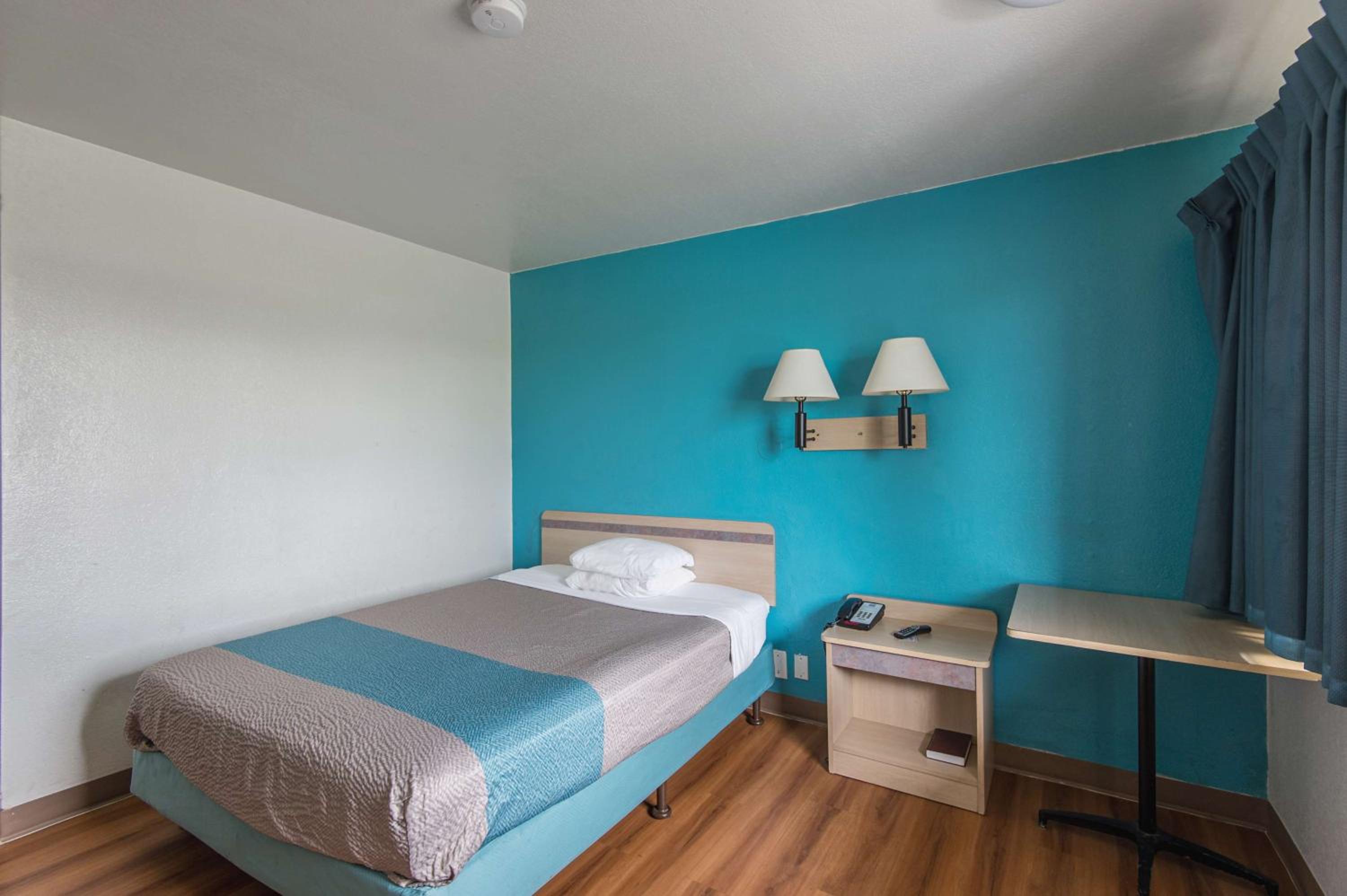 Queen Room - Disability Access - Non-Smoking