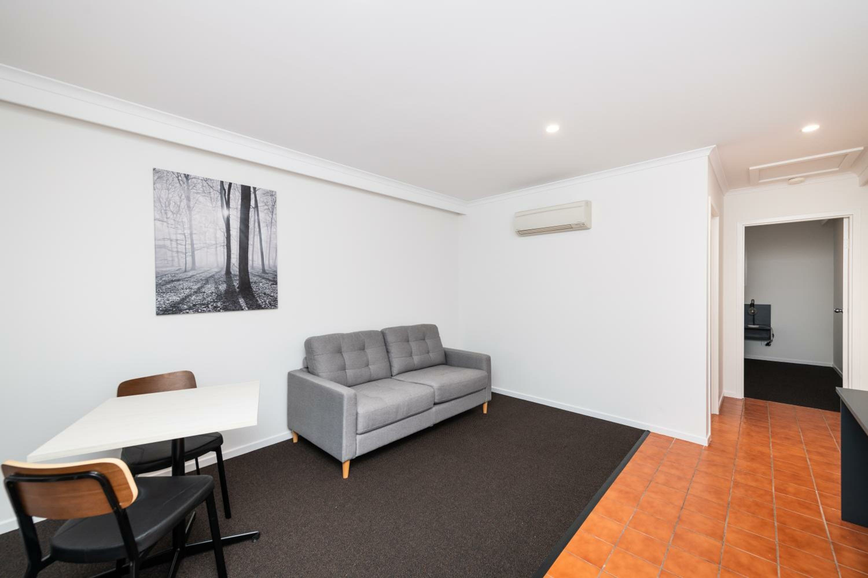 Queen Suite (No Pets)