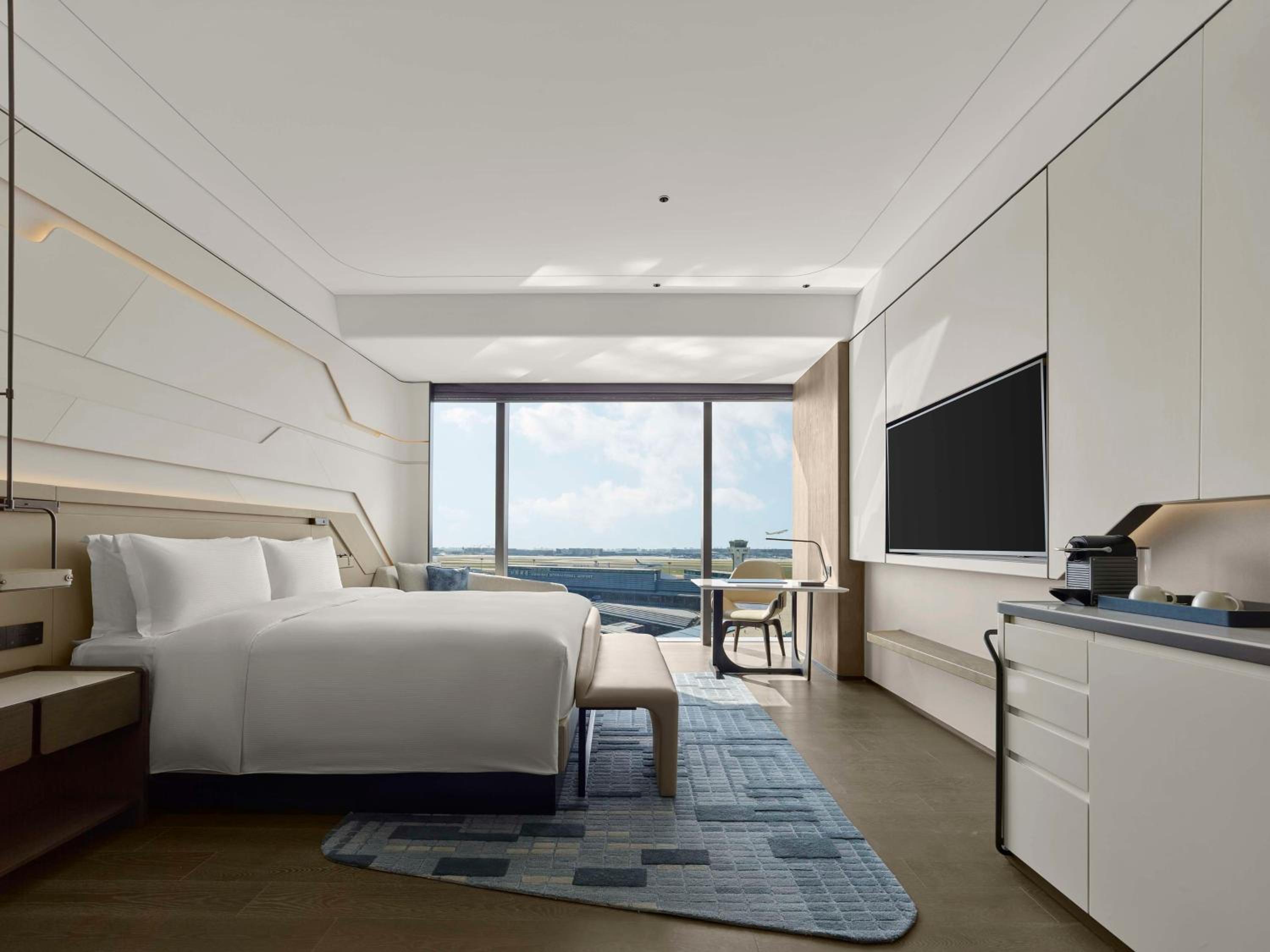 Deluxe King Room - Airport View