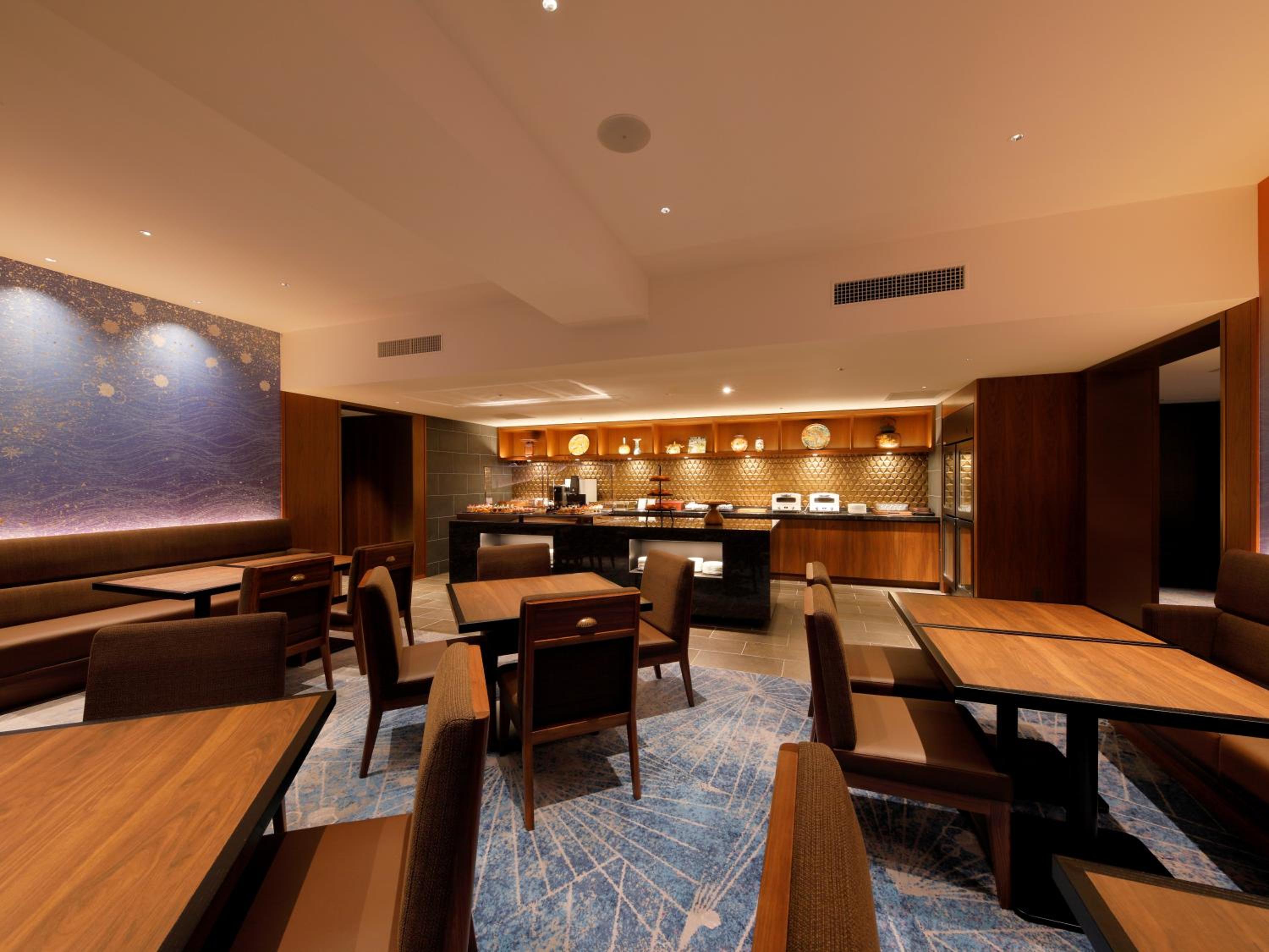 Club King Room with Lounge Access with Garden View