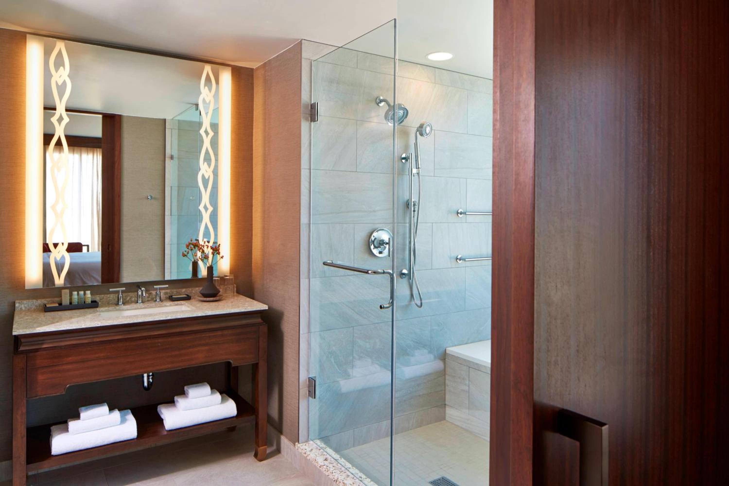 Executive Suite, 1 King, Sofa bed