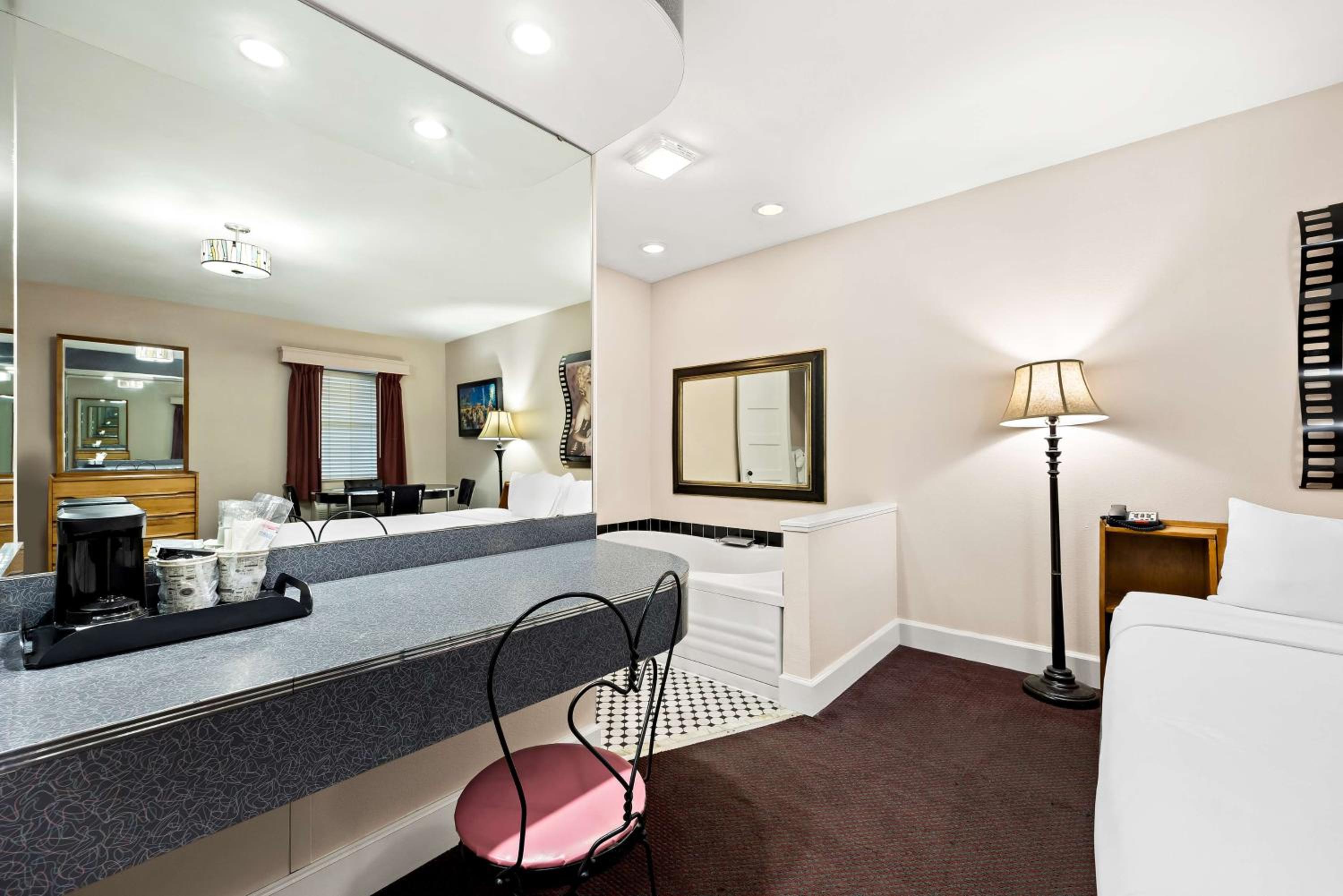 King Suite with Hot Tub - Non-Smoking