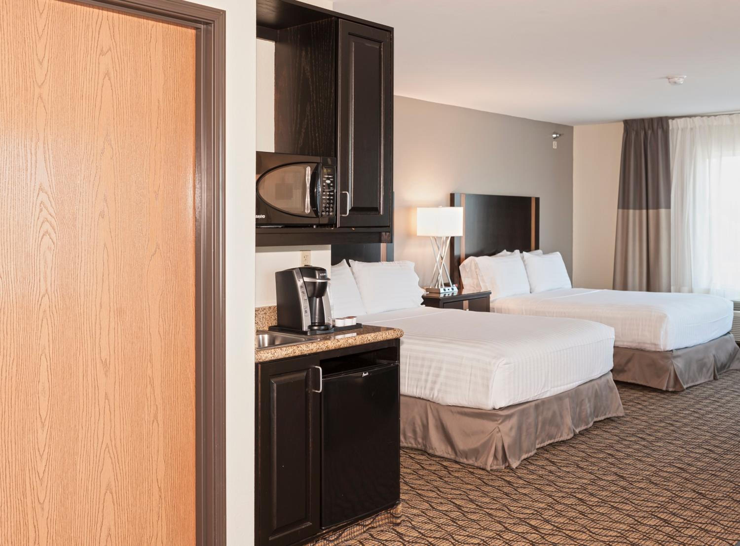 One-Bedroom Queen Suite with Two Queen Beds