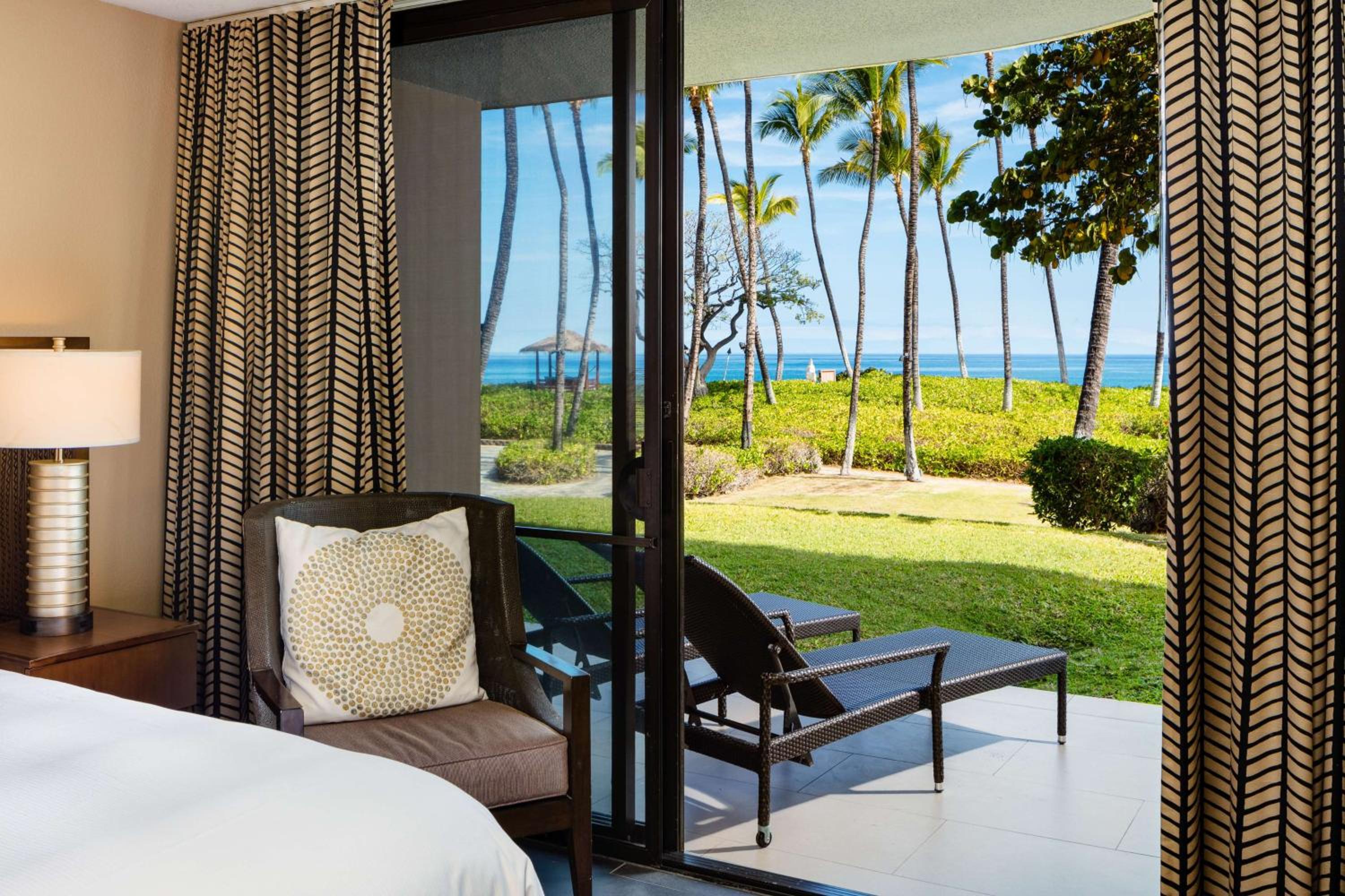 Makai Lanai Room Two Queen Beds With Ocean View - Roll In Shower