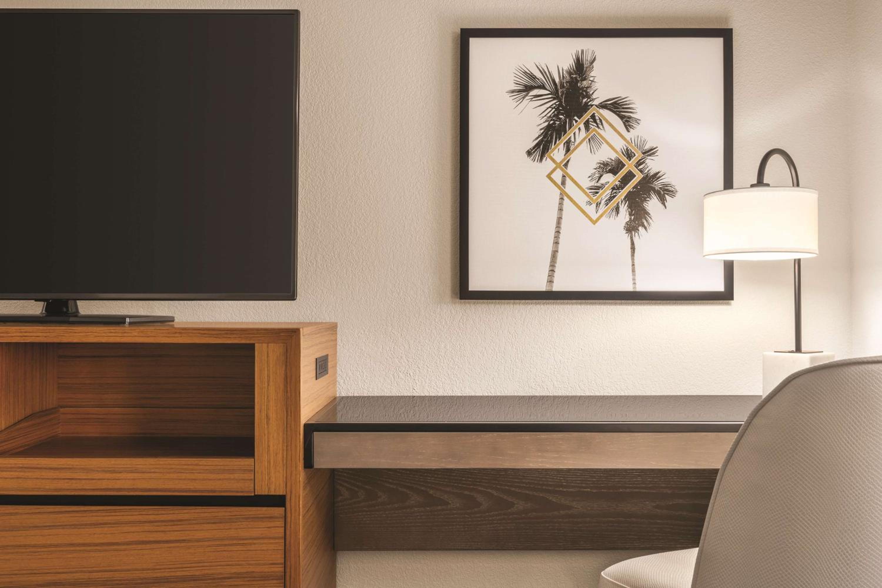 King Room with Patio - Non-smoking