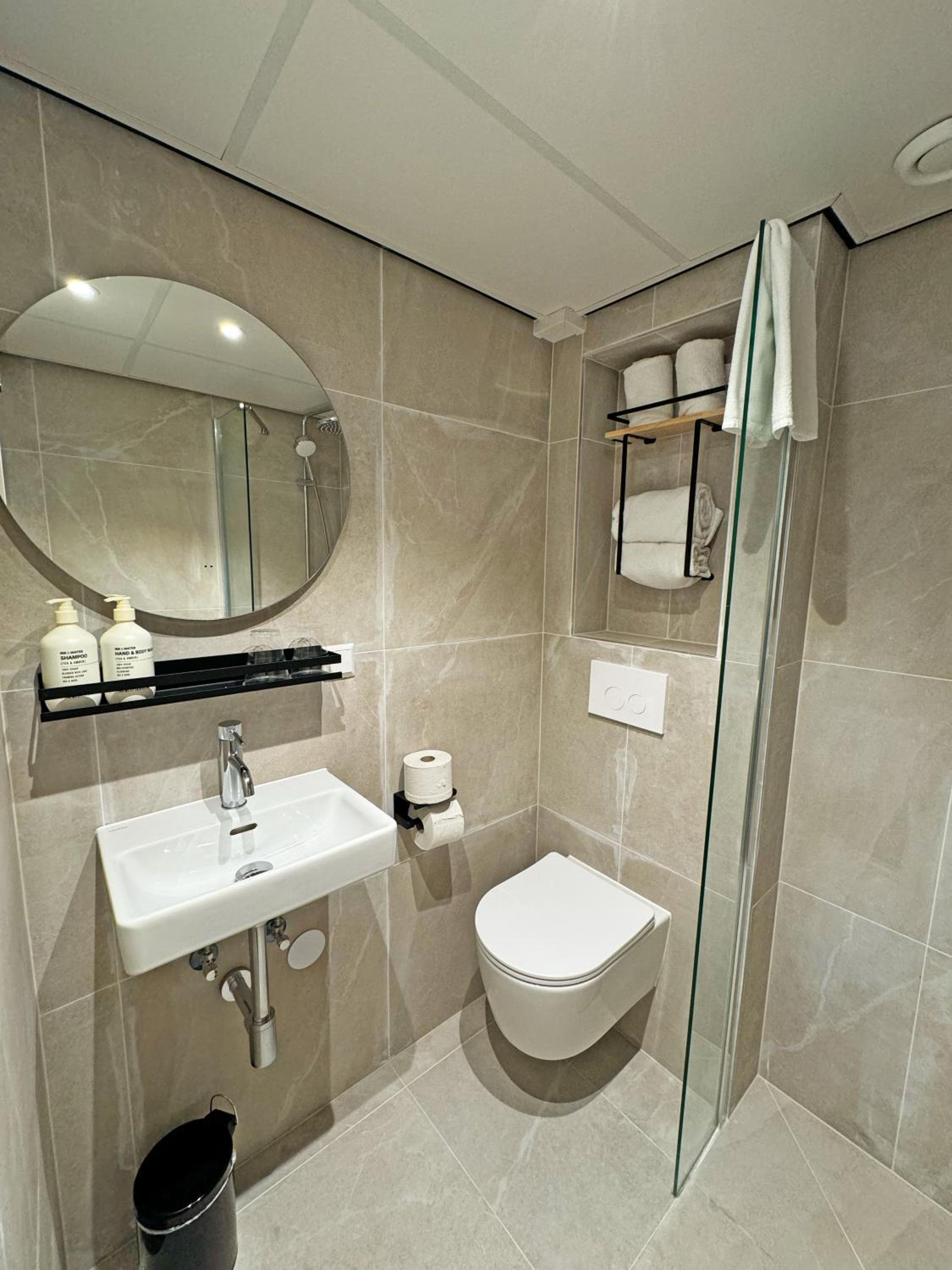 Queen Room with shower