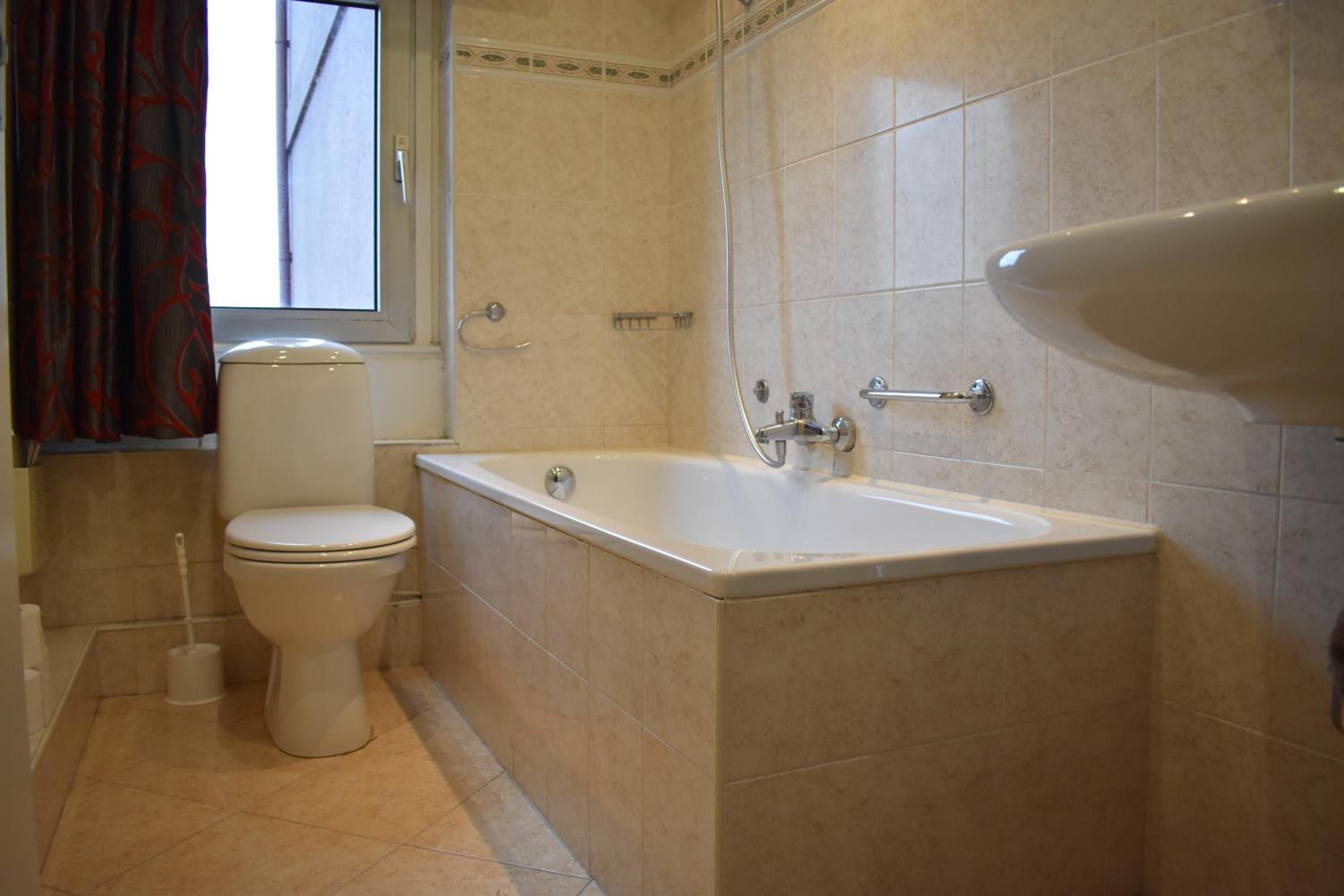 Family Room (2 Adults + 2 Children)