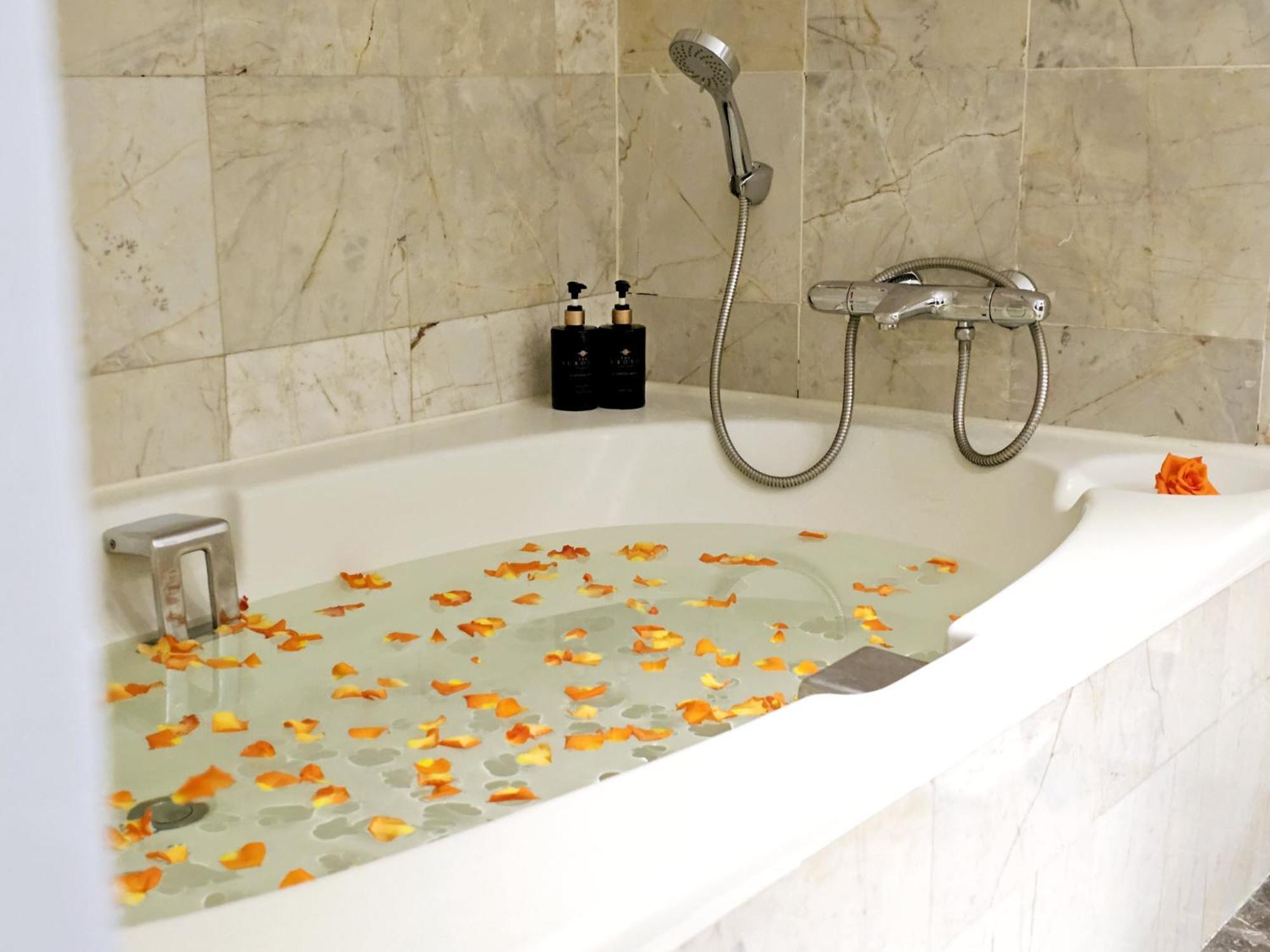 Honeymoon Suite