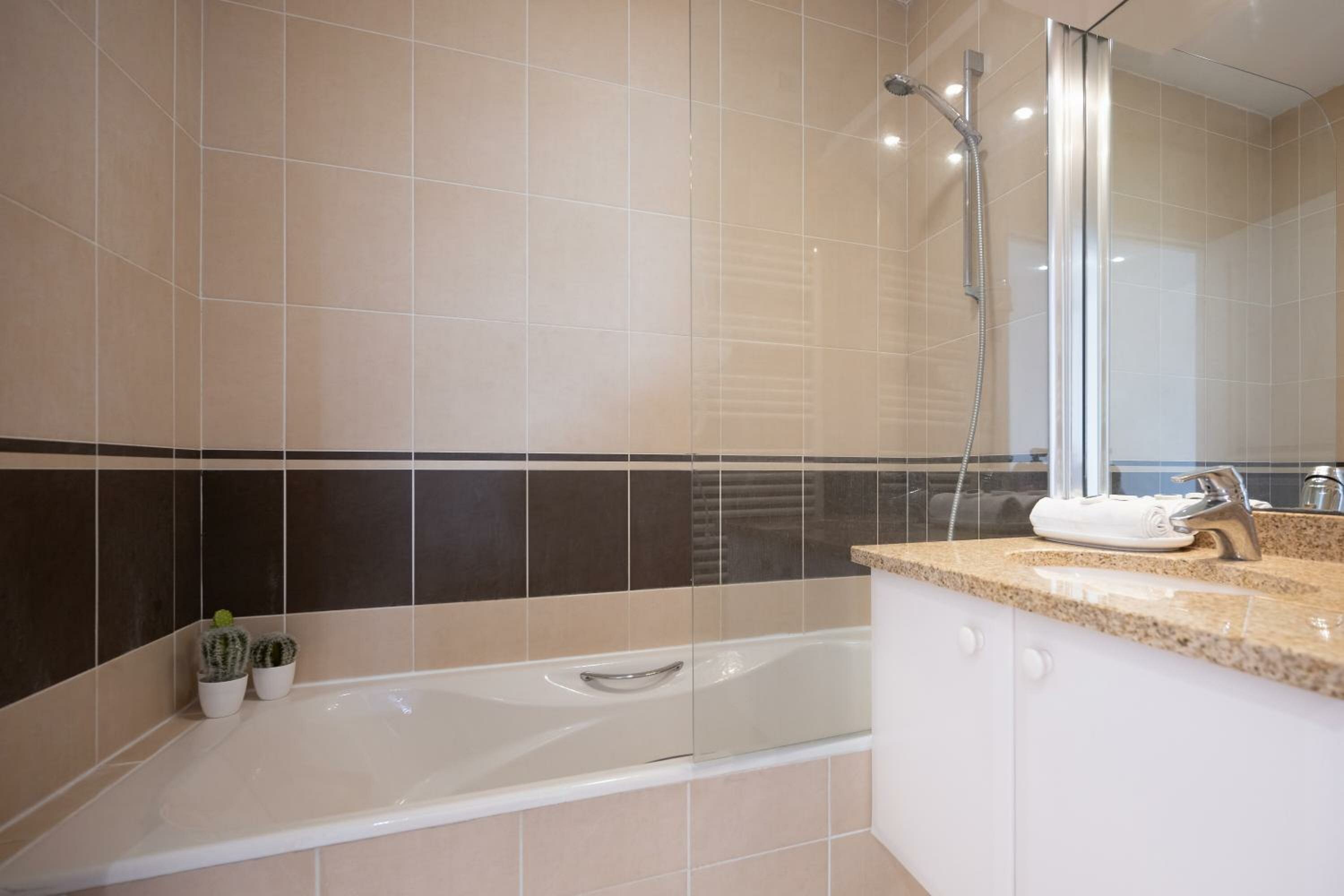 Two-Bedroom Apartment (6 Adults) with swimming-pool view