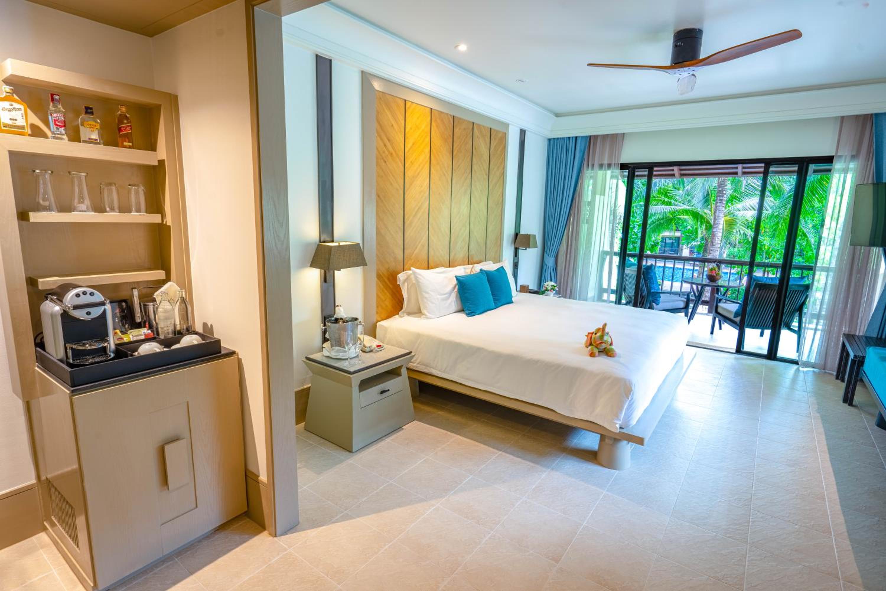Deluxe Pavilion King Room (Upper Floor) - Free Airport Shuttle 