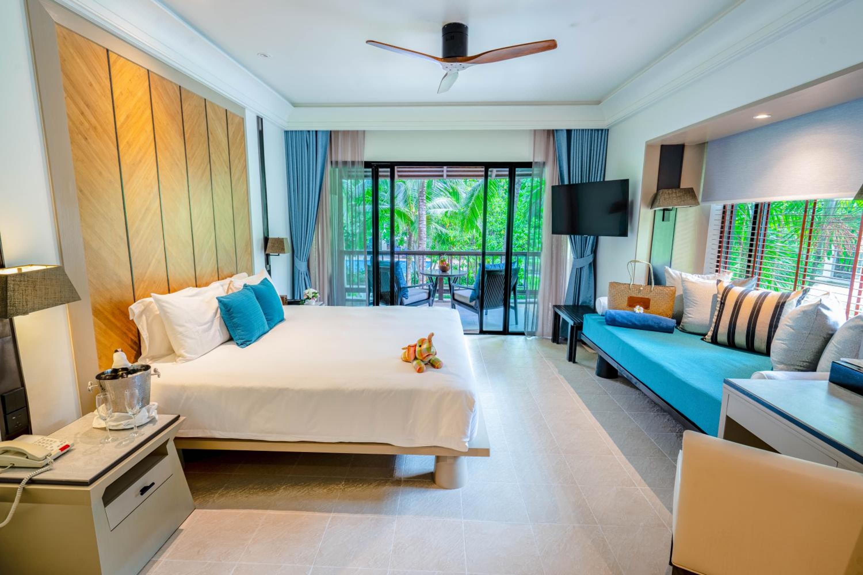 Deluxe Pavilion King Room (Upper Floor) - Free Airport Shuttle 