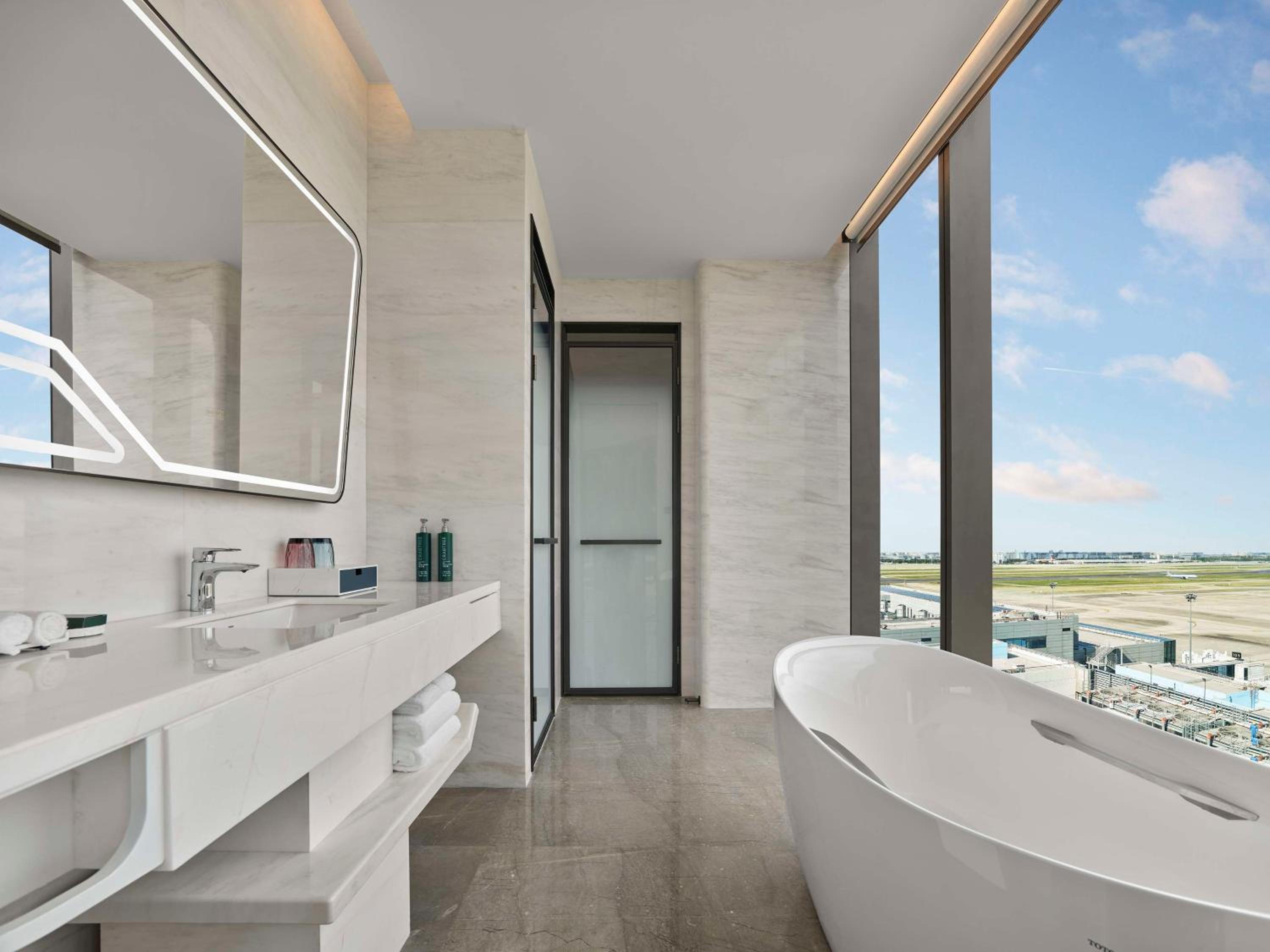 One-Bedroom King Suite - Airport View