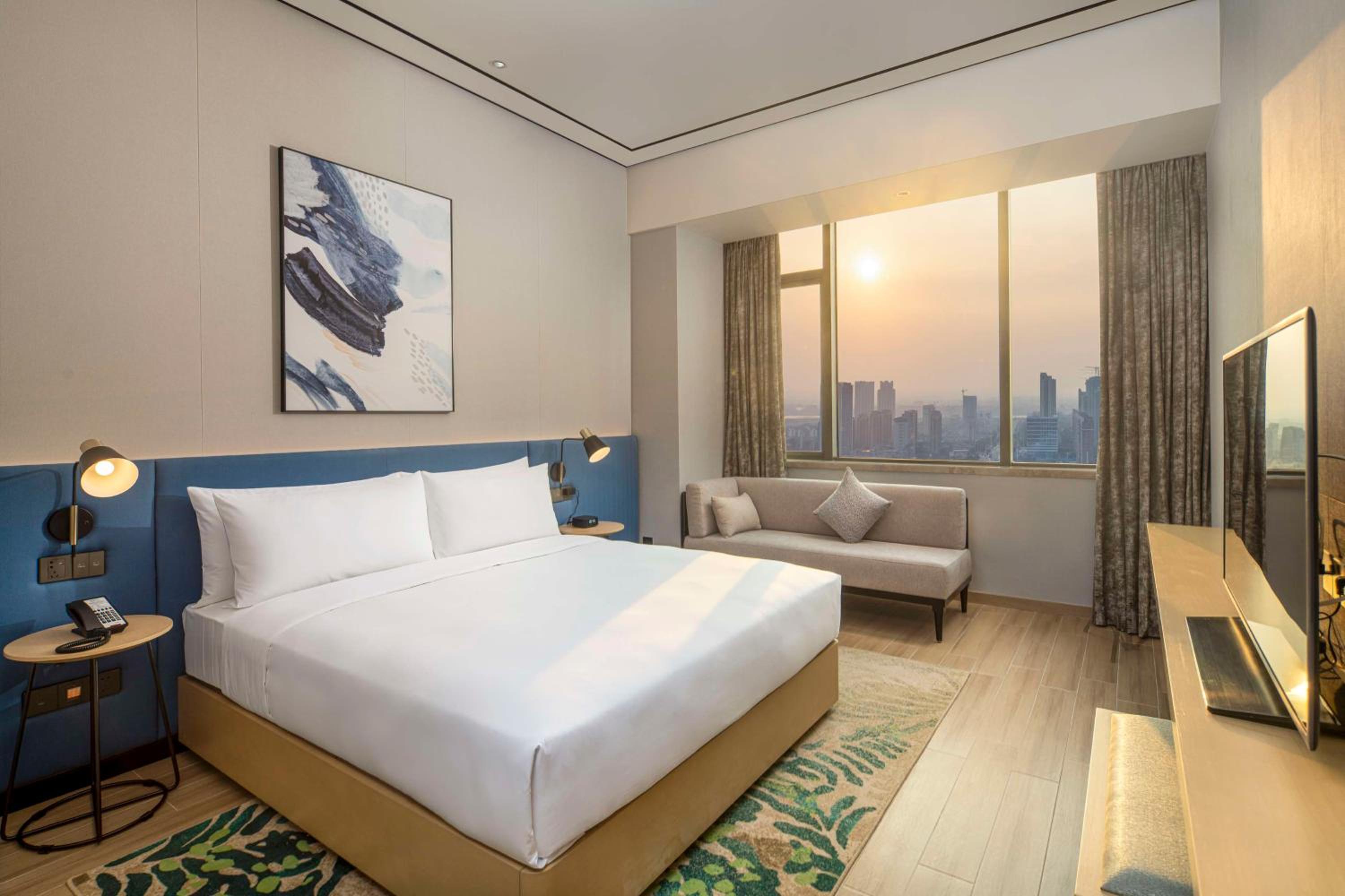 Deluxe King Suite with Lake View