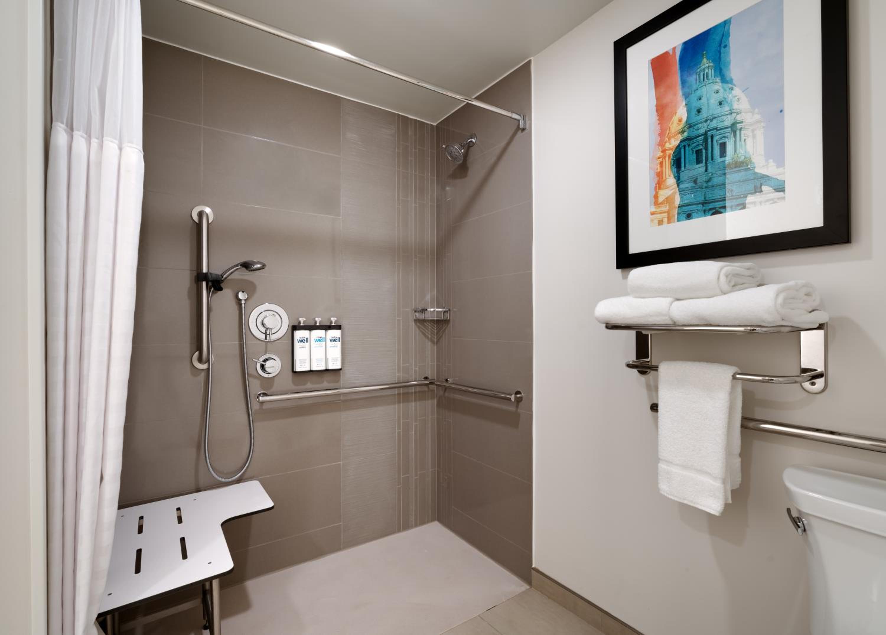 One-Bedroom King Suite with Sofa Bed, Kitchen and Tub - Disability Access