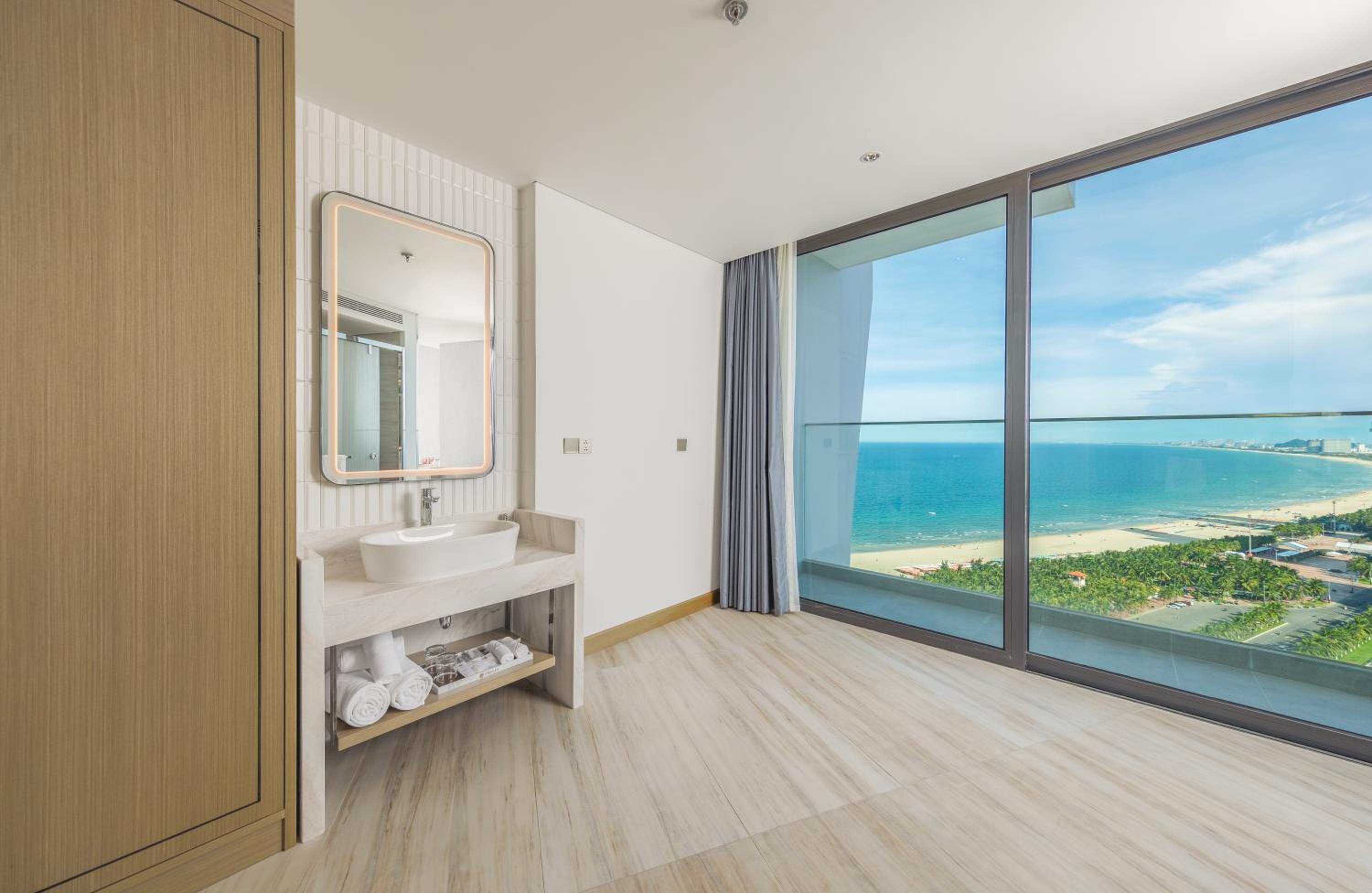 Deluxe Double Room with Partial Sea View
