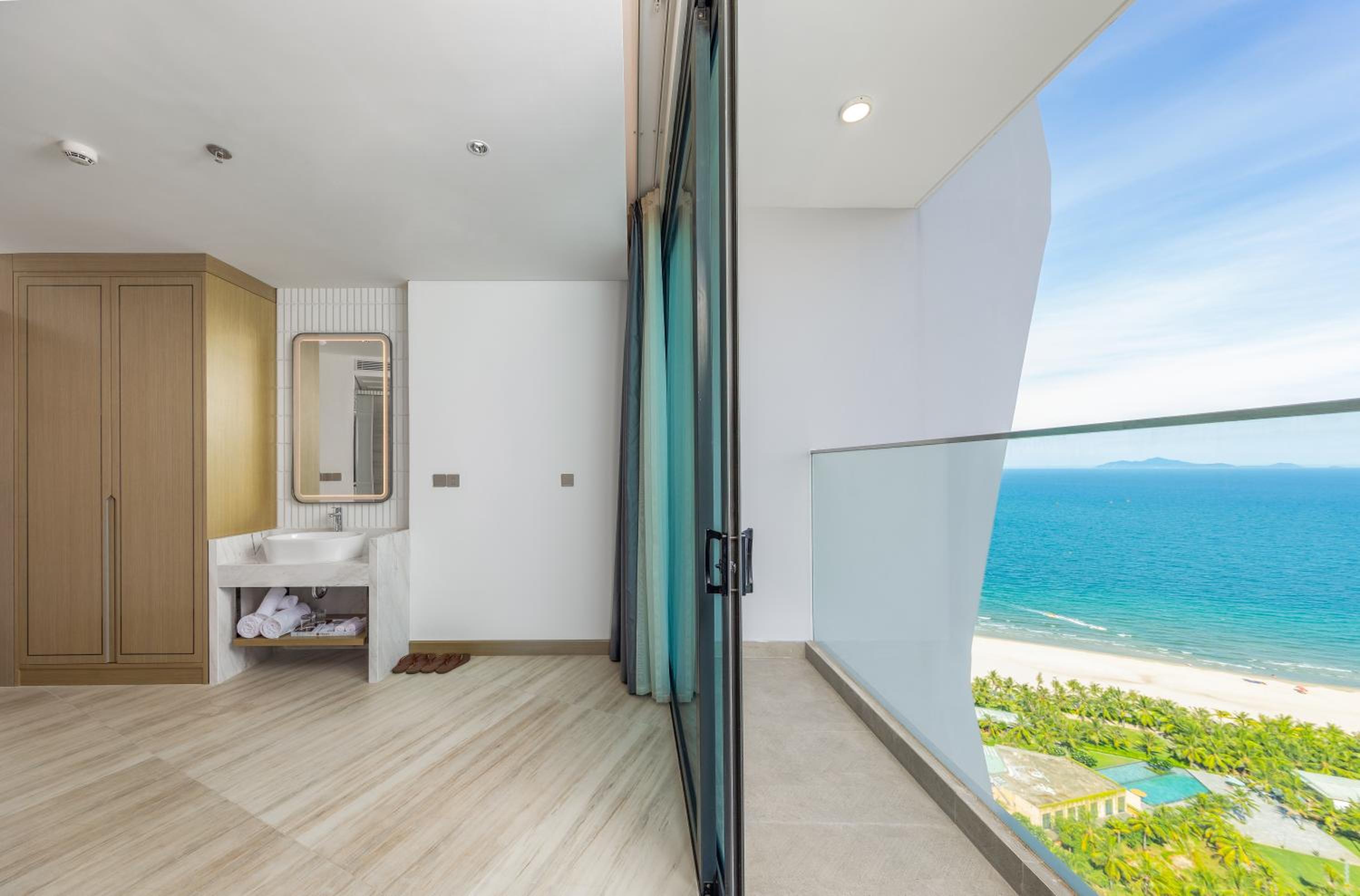 Deluxe Double Room with Partial Sea View
