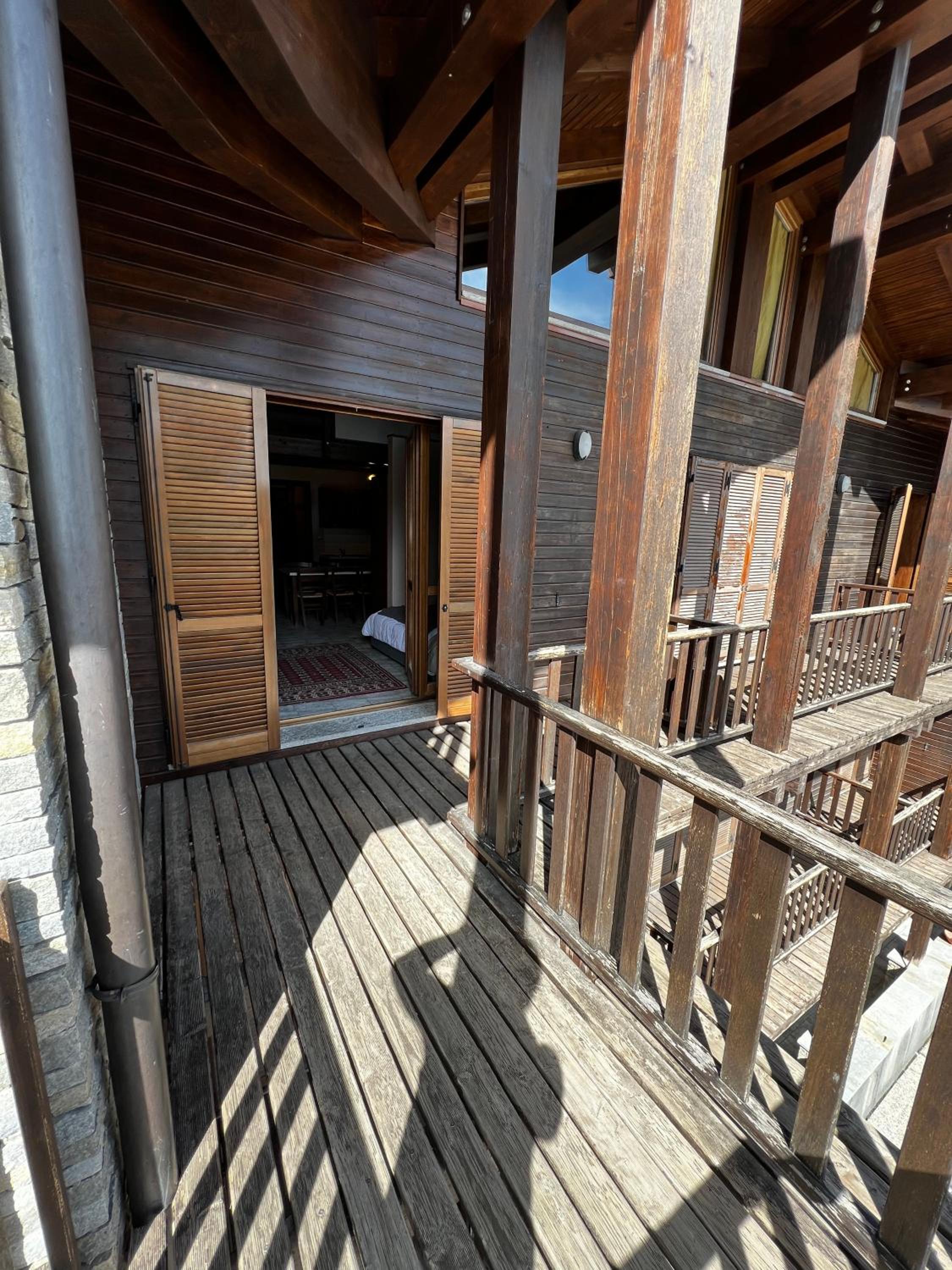 Two-Bedroom Apartment with Balcony and Mountain View - Split Level