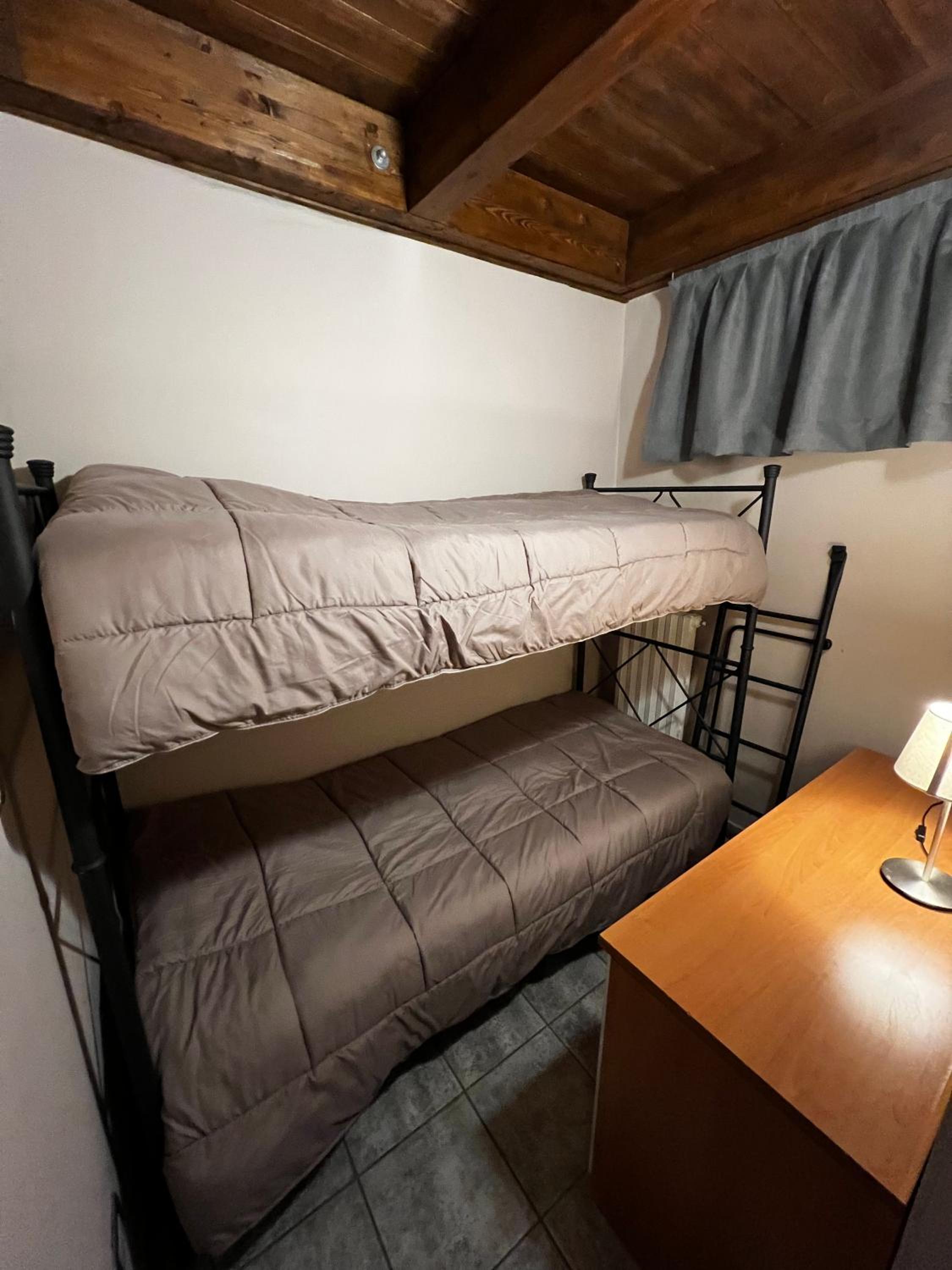 Two-Bedroom Apartment with Balcony and Mountain View - Split Level