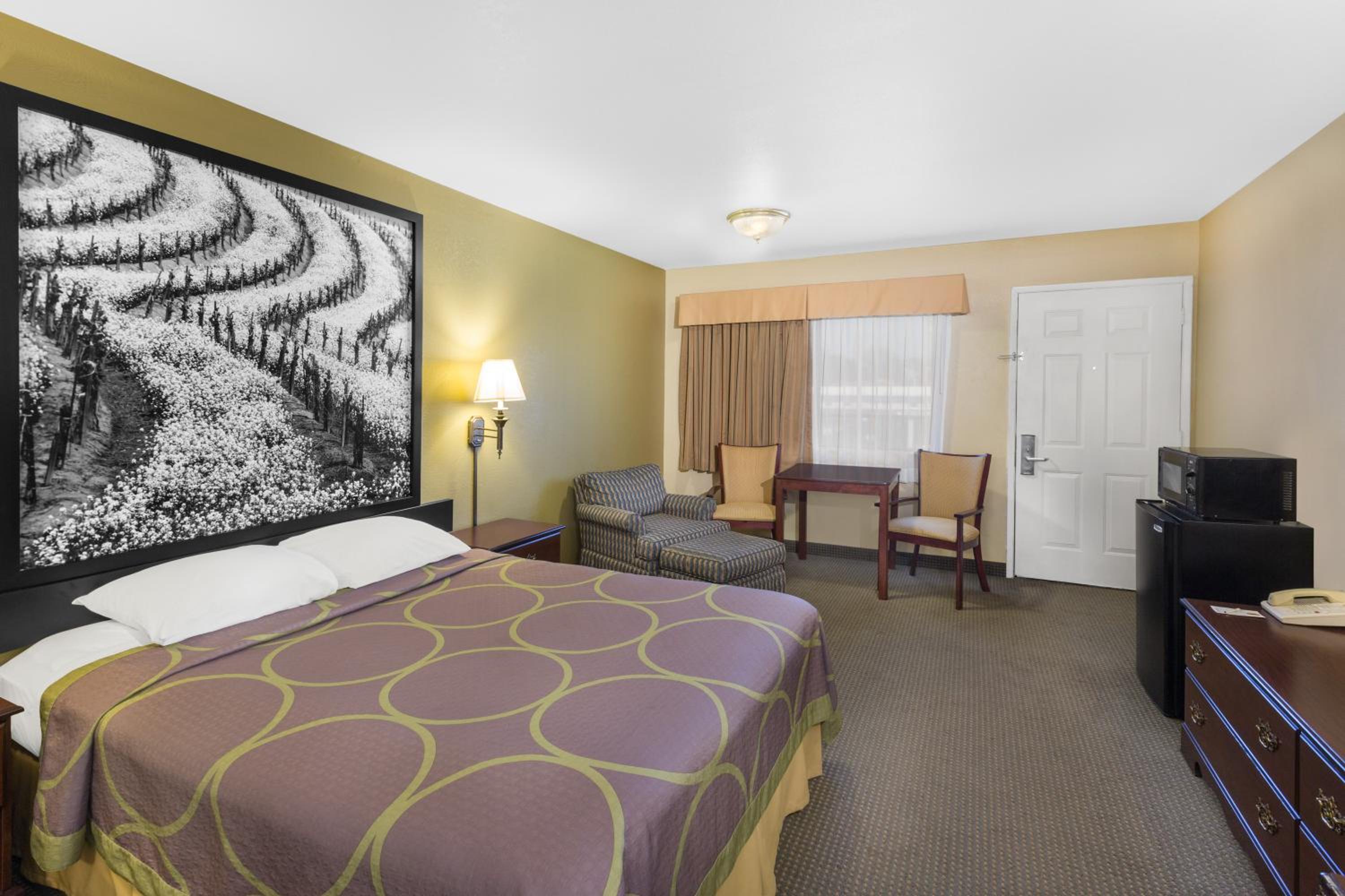 Queen Room - Non-Smoking