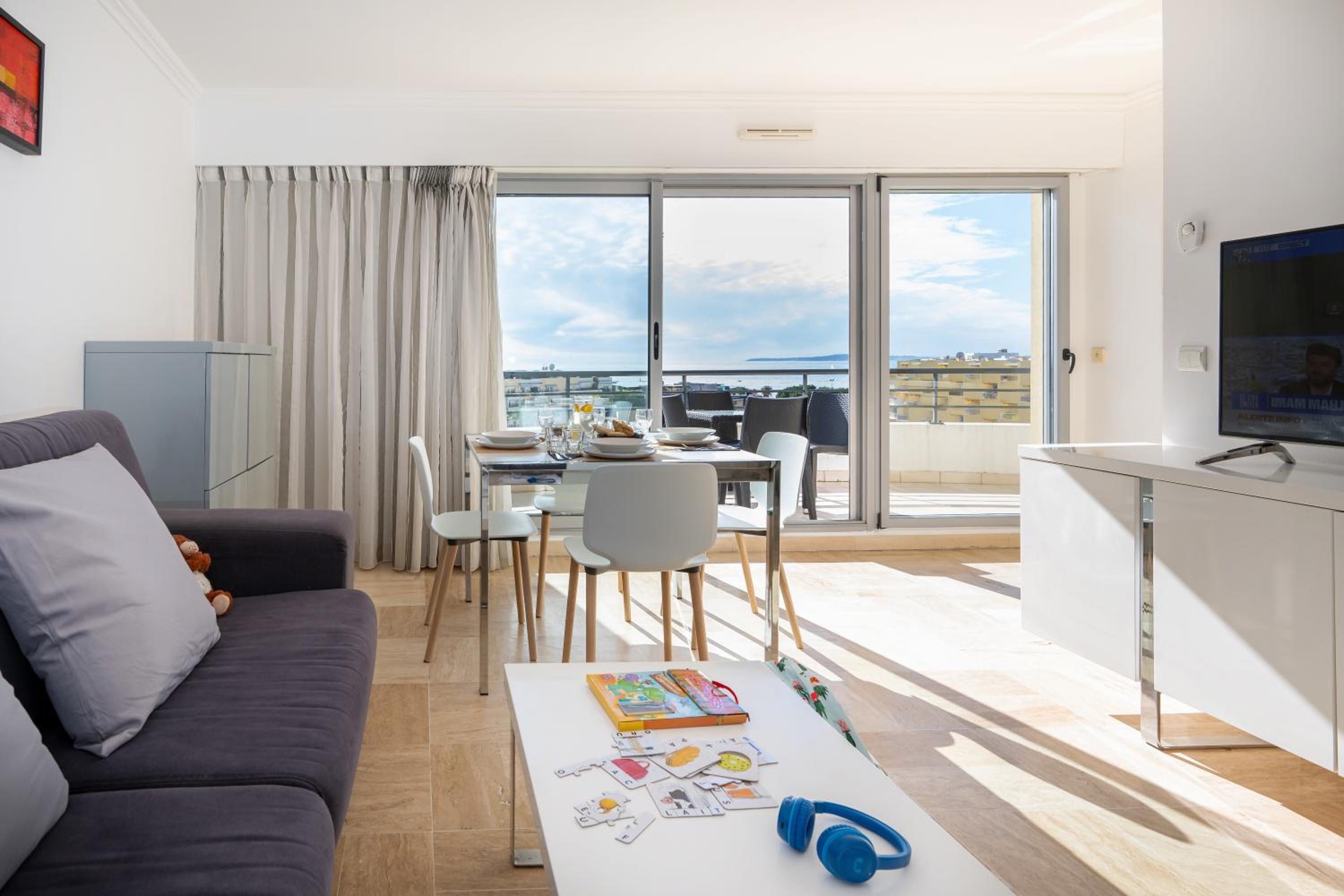 One-Bedroom Apartment (4 Adults) with swimming pool view