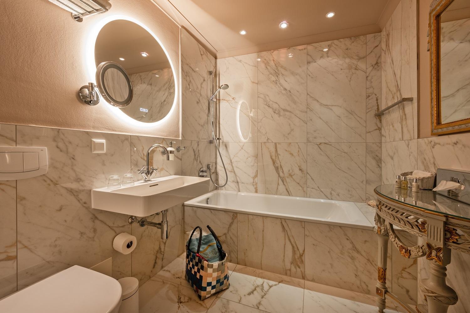 Comfort Room Land Side