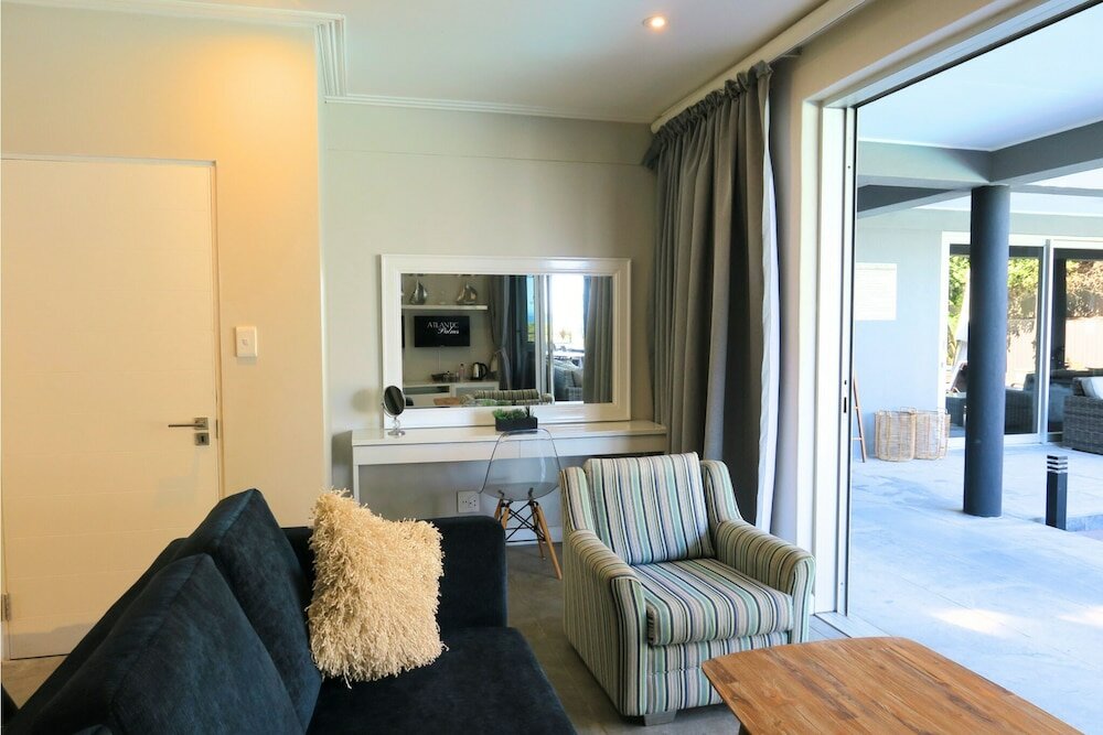 Junior Room, 1 King Bed, Pool View