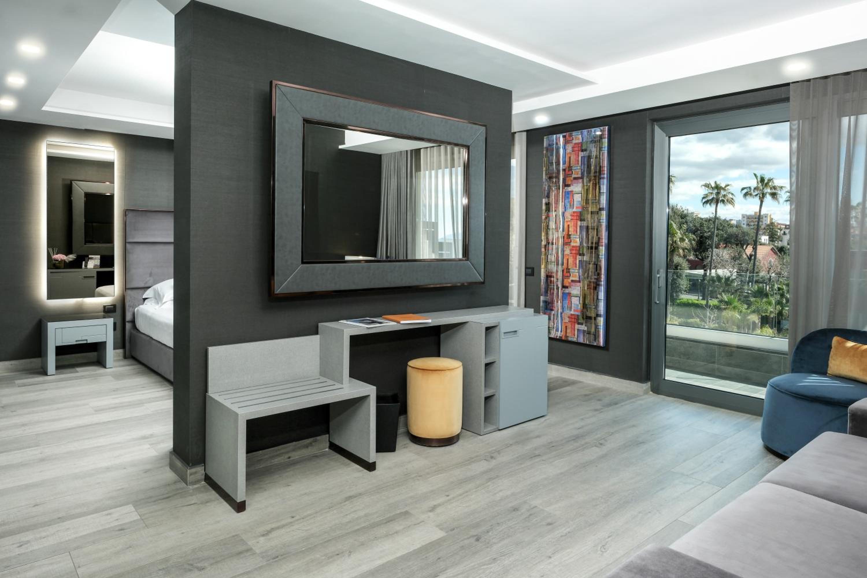 Junior Suite with Lateral Sea View