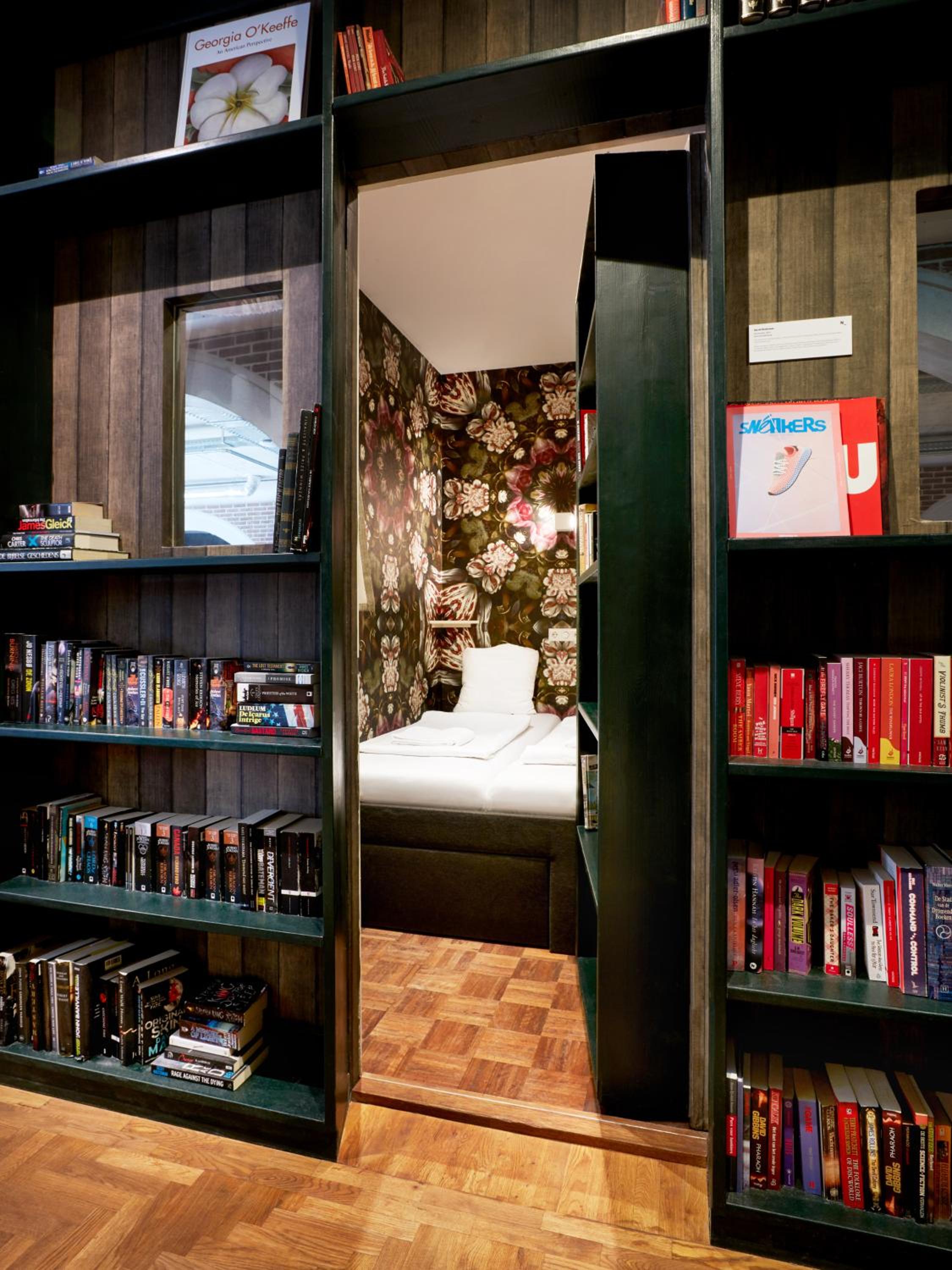 Secret Bookcase S (shared bathroom)