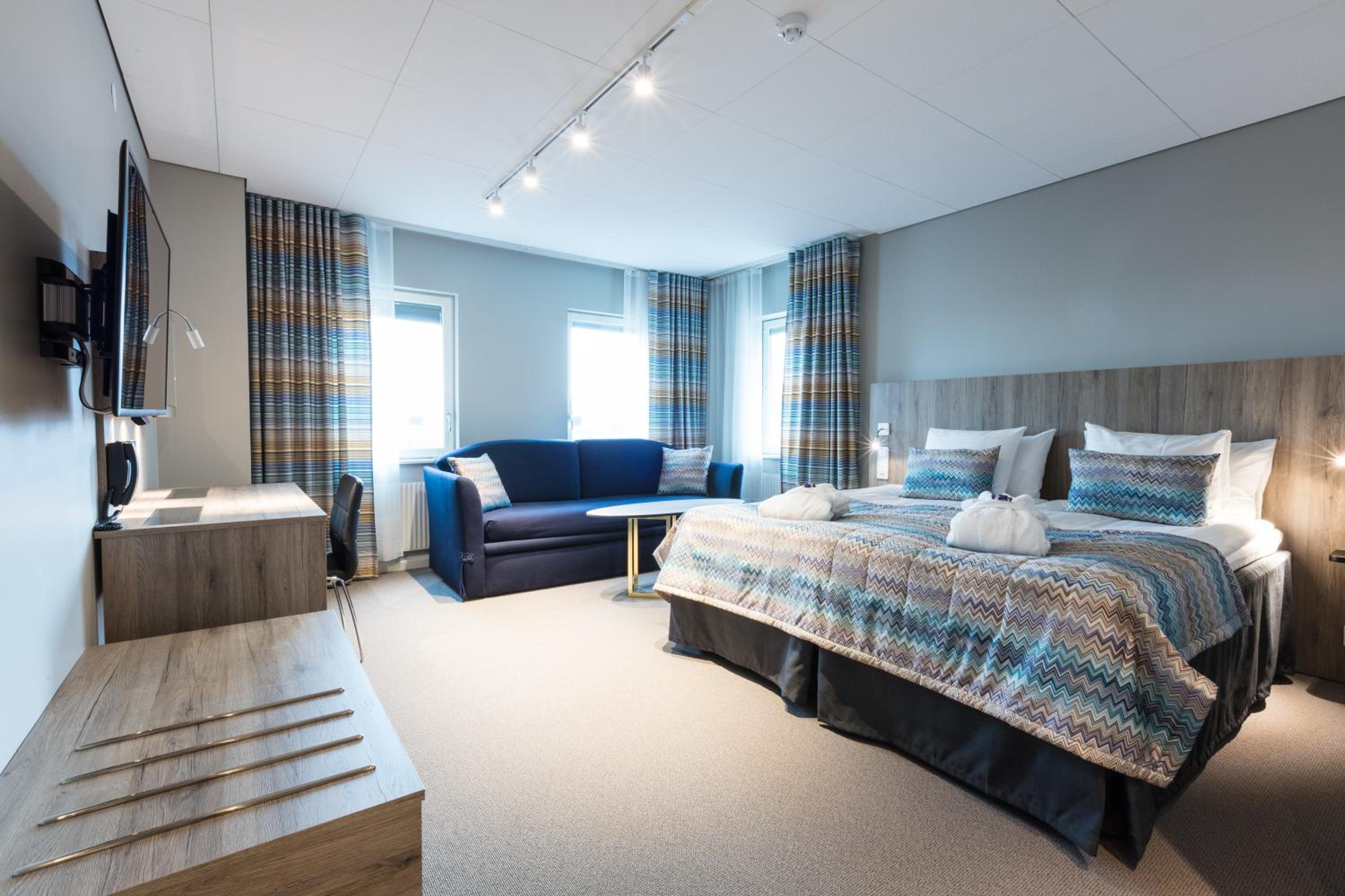 Business Twin Room with Sofa Bed 