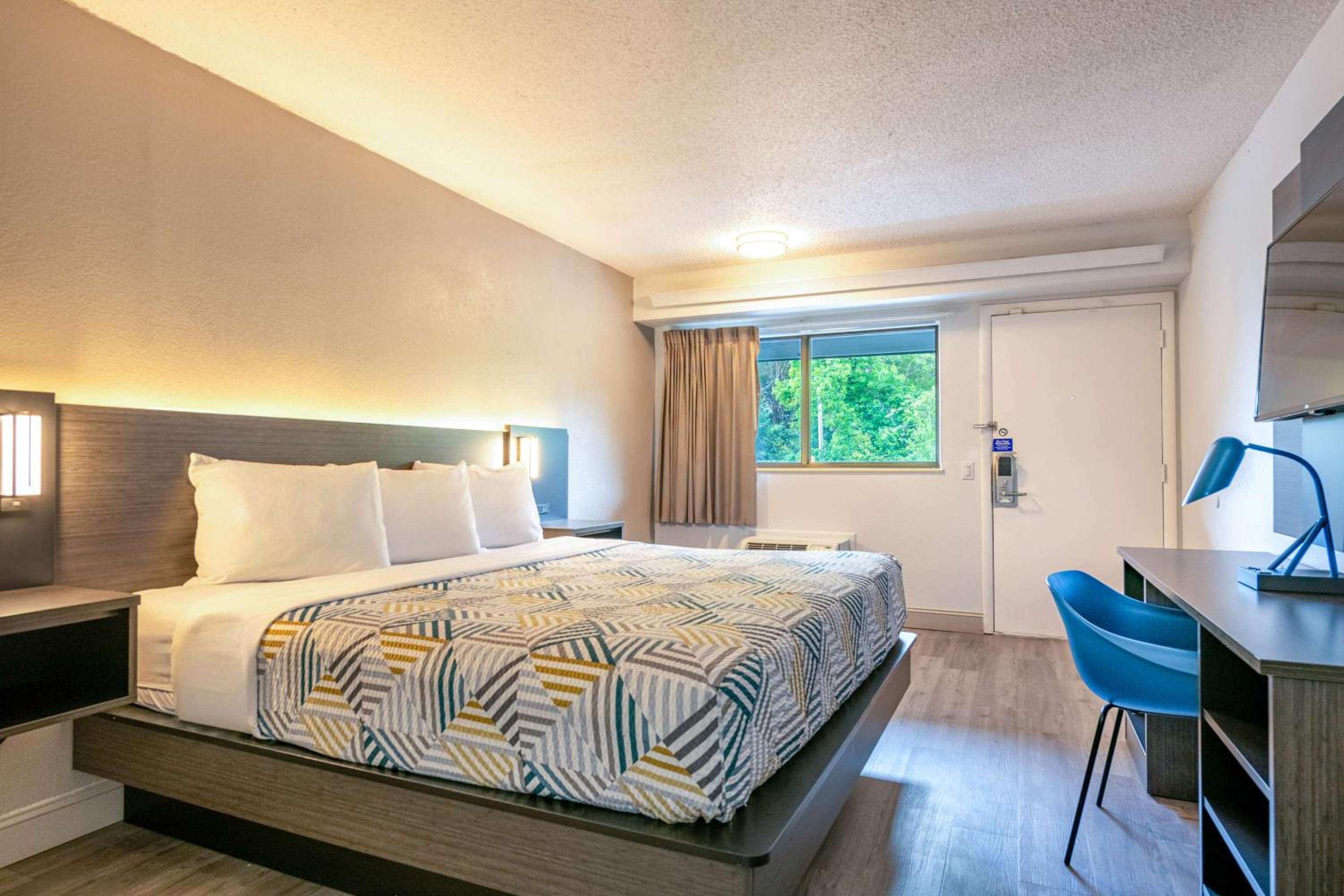 King Room - Disability Access - Non-Smoking