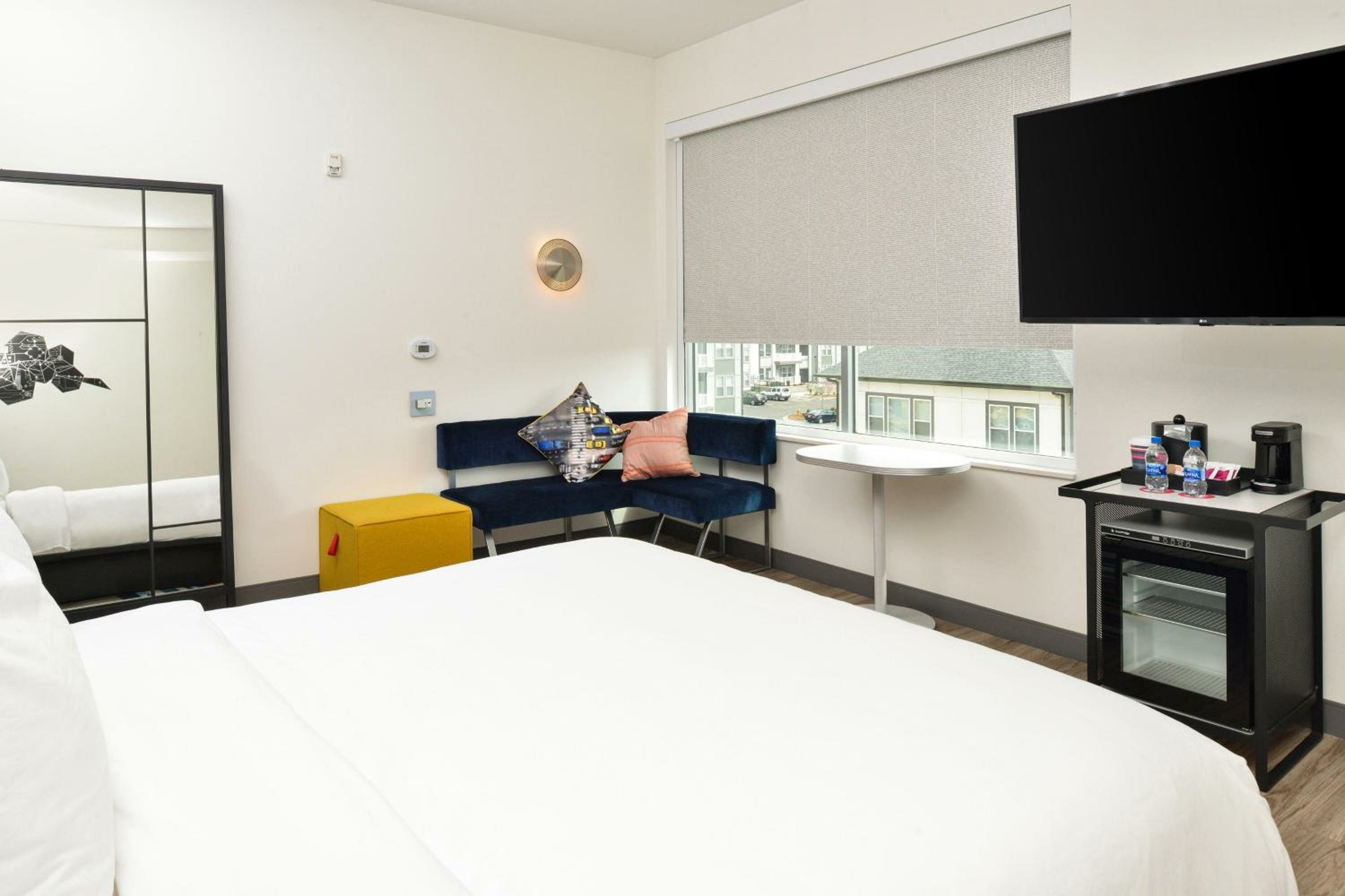 Savvy, Larger Guest room, 1 King