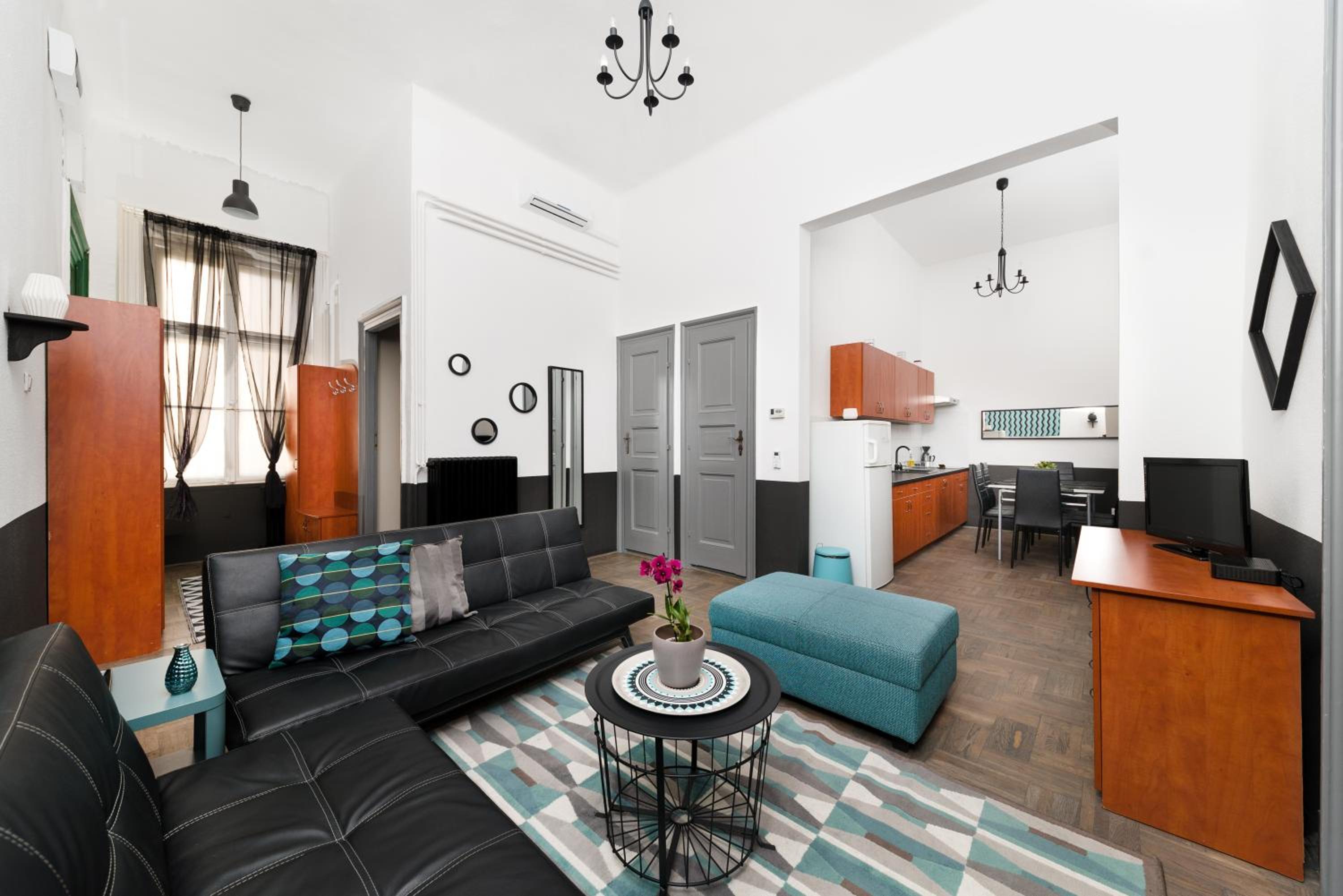 Deluxe Three-Bedroom Apartment