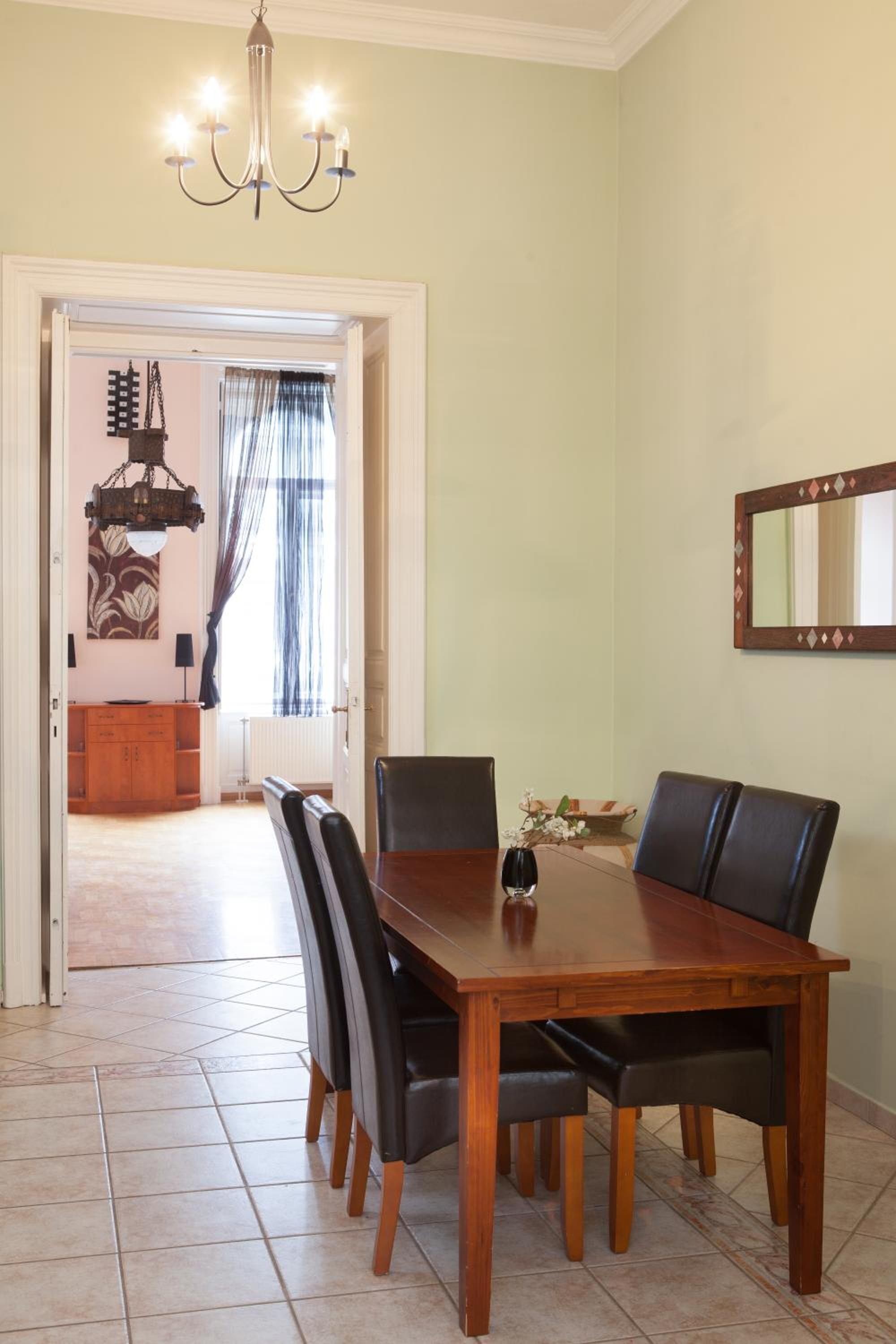 Deluxe Three-Bedroom Apartment