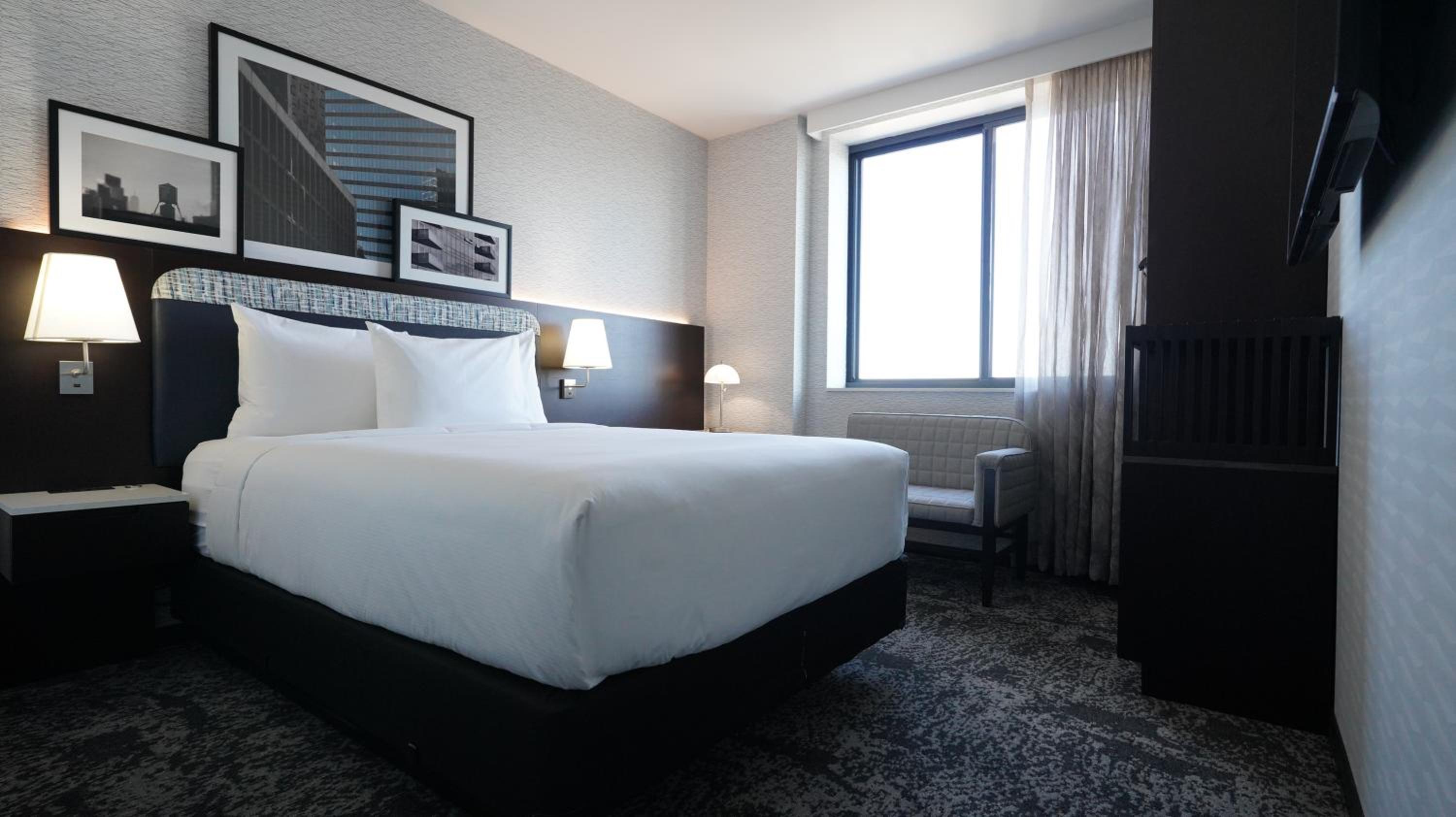 Queen Room With Roll-In Shower - Disability Access