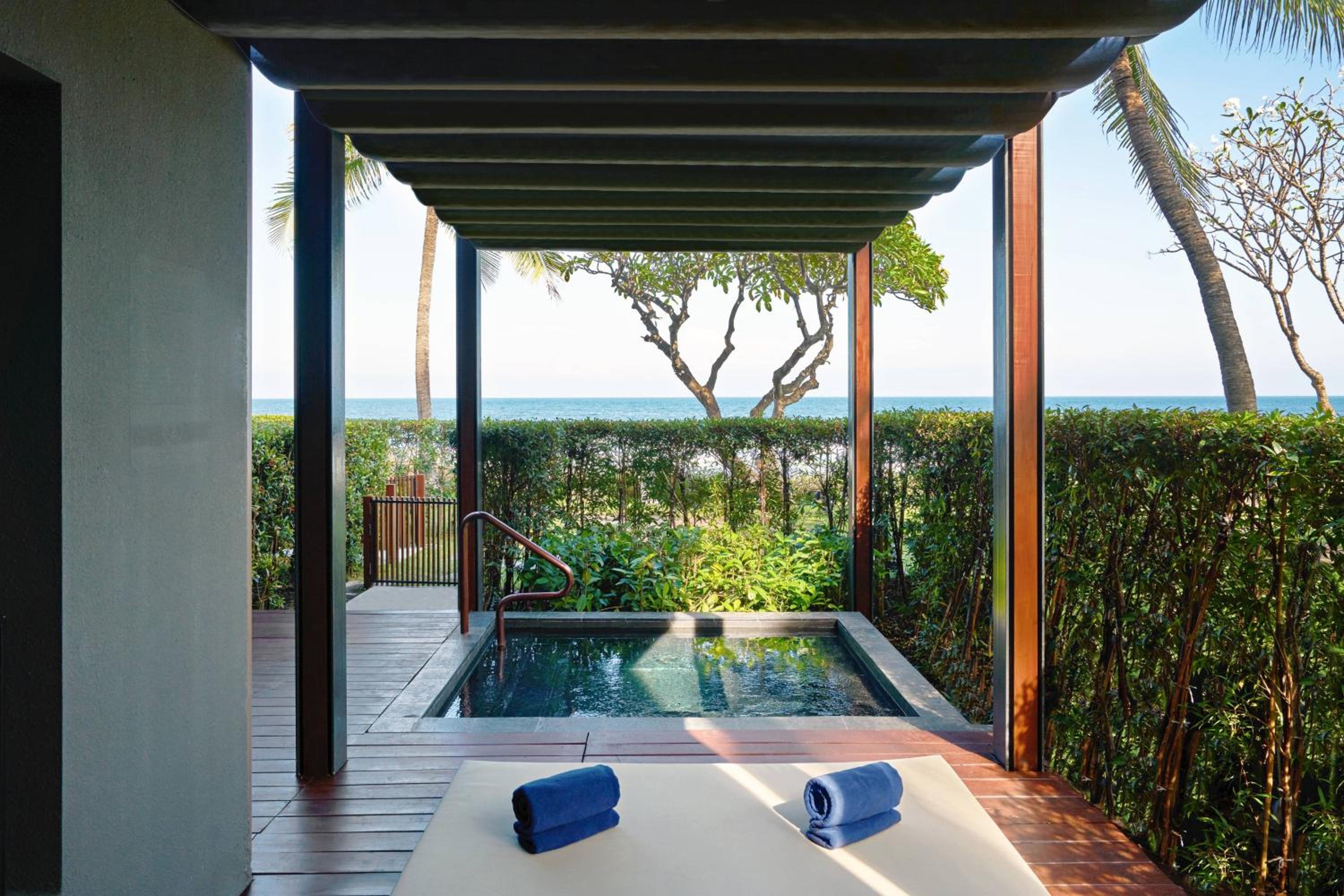 1 Bedroom Suite, 1 King, Beach front access, Garden access, Whirlpool