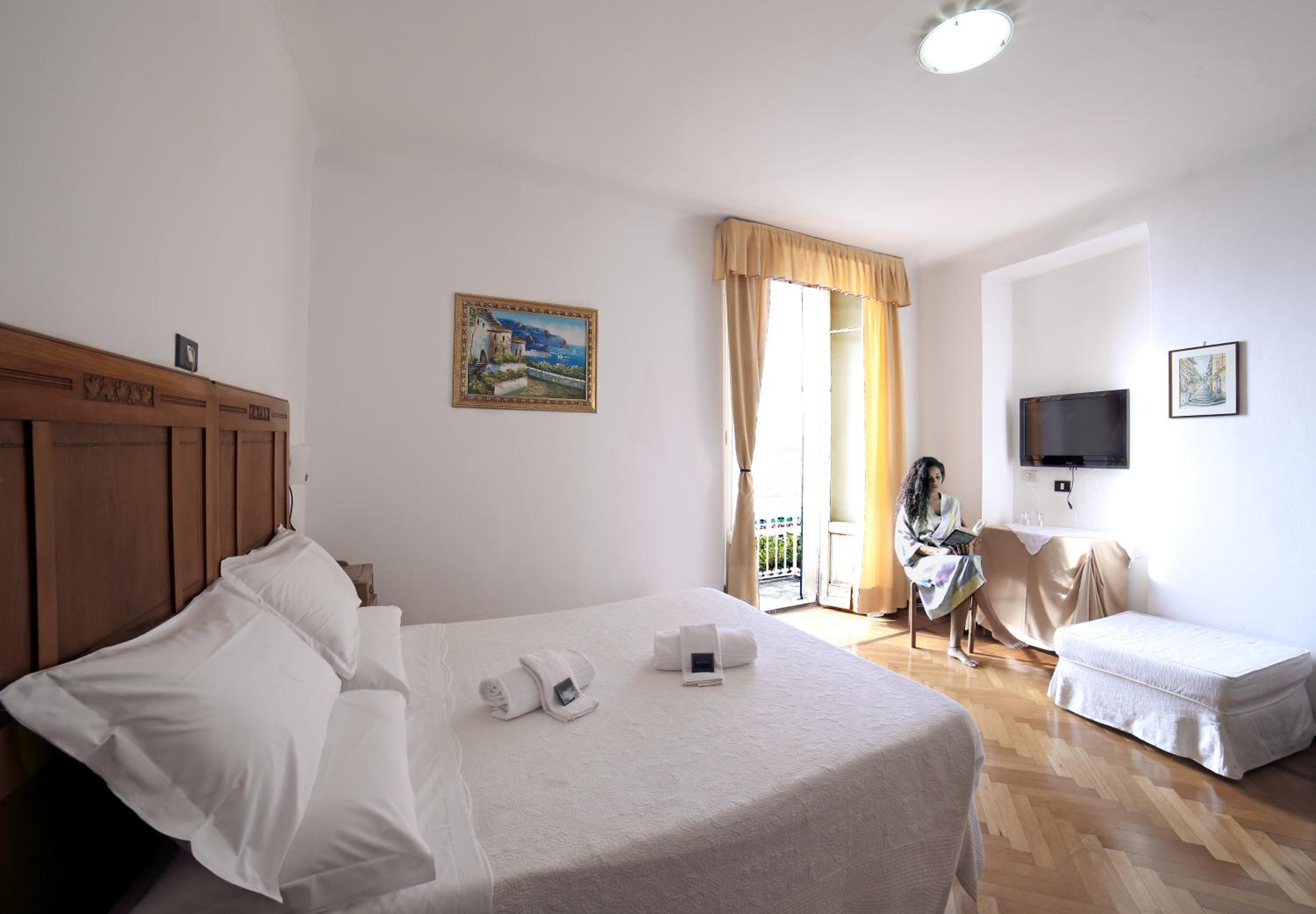 Standard Double Room with Lake View