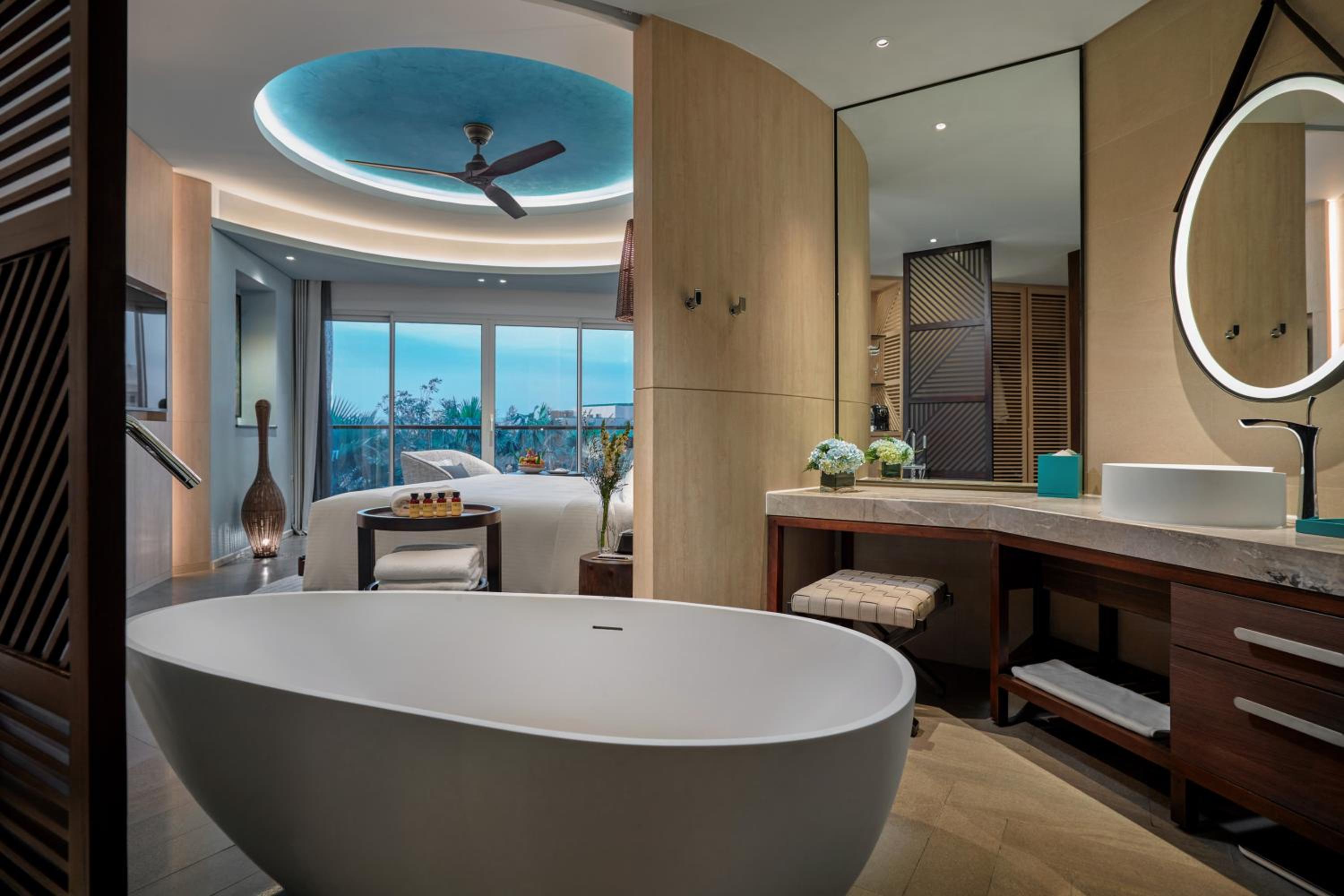 Deluxe King Room with Garden View