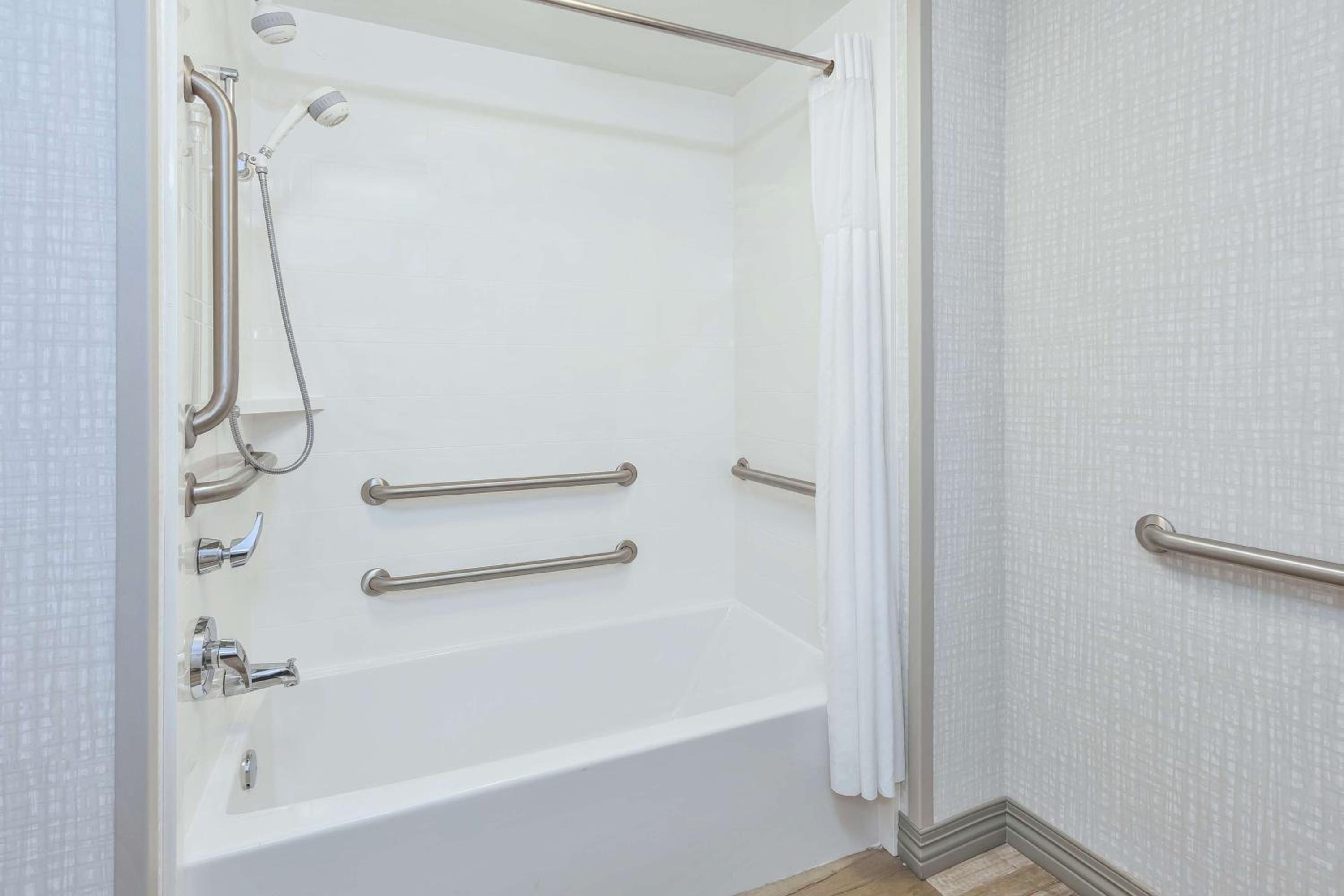 King Room with Accessible Tub - Mobility and Hearing Access/Non-Smoking