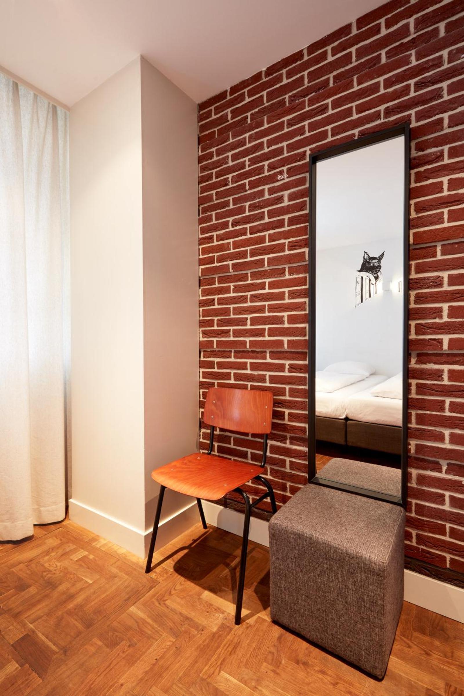 Mr de With (shared bathroom)