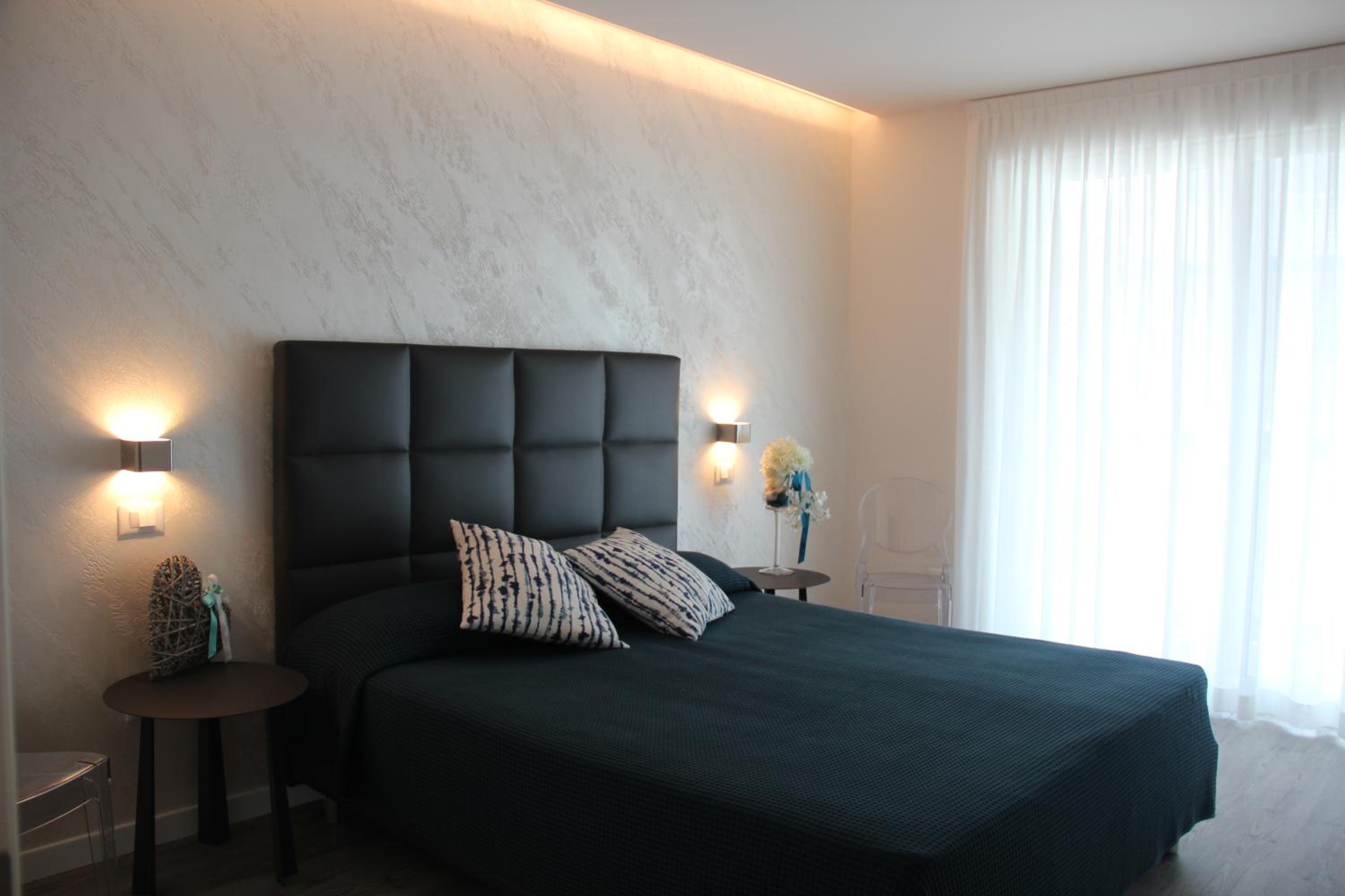 Deluxe Triple Room with Side Sea View