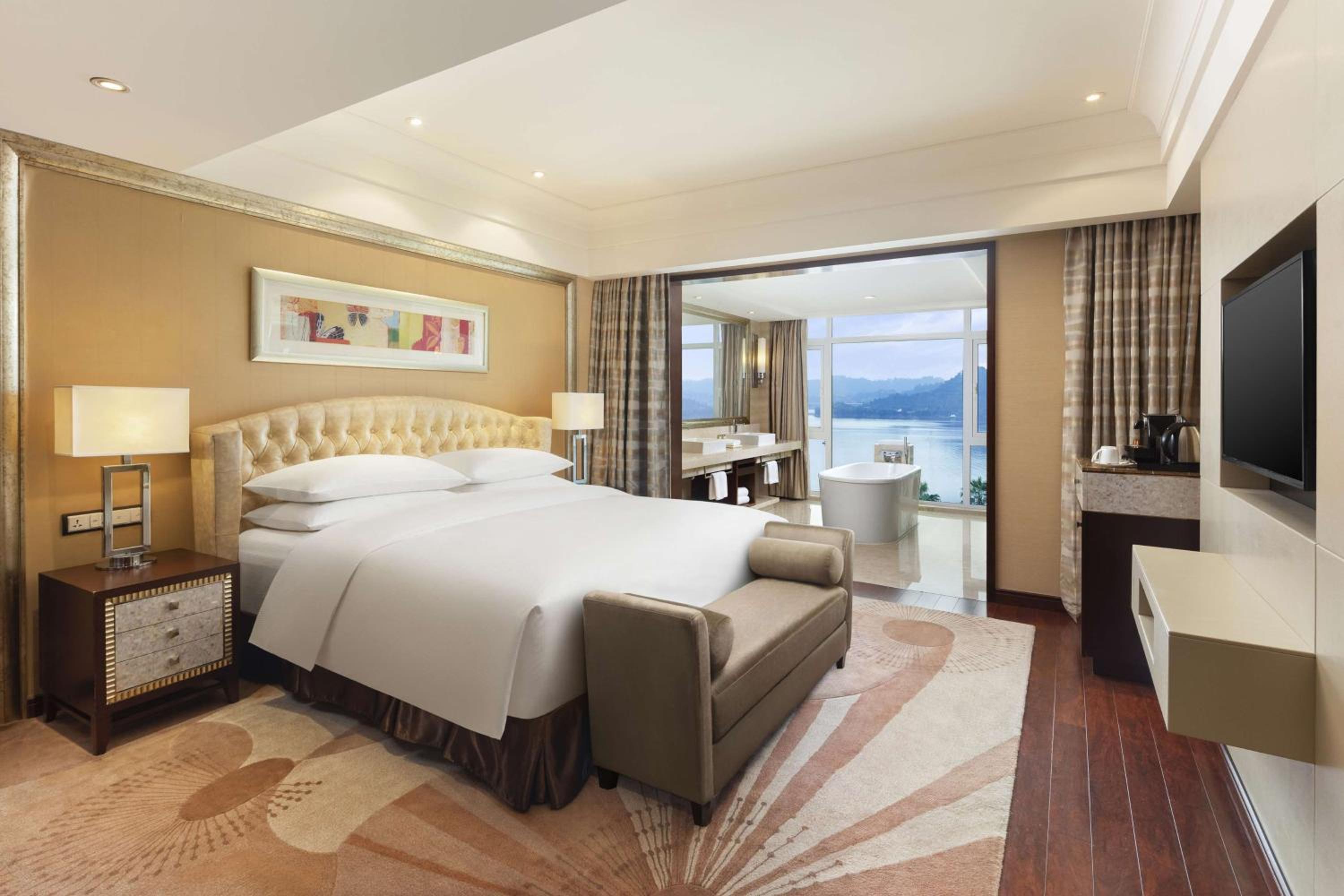 Grand King Room With Lake View