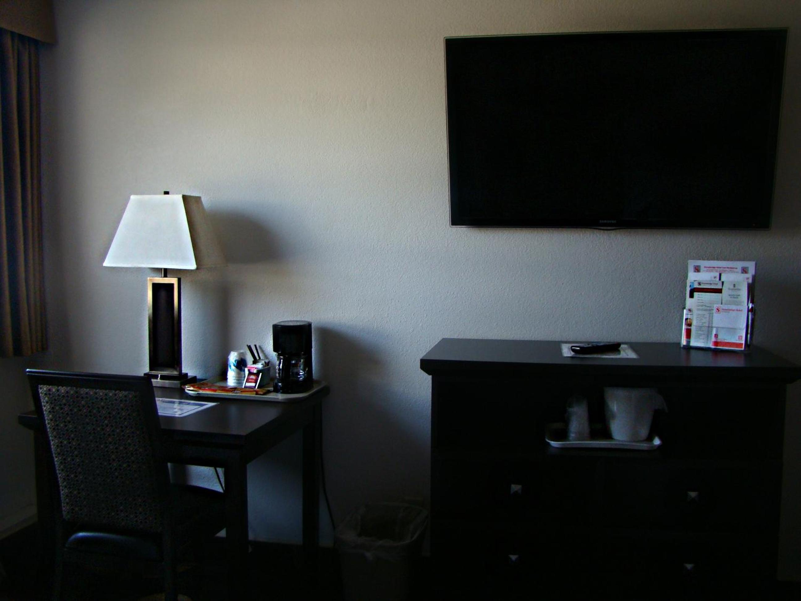 Deluxe Queen Room with Kitchenette