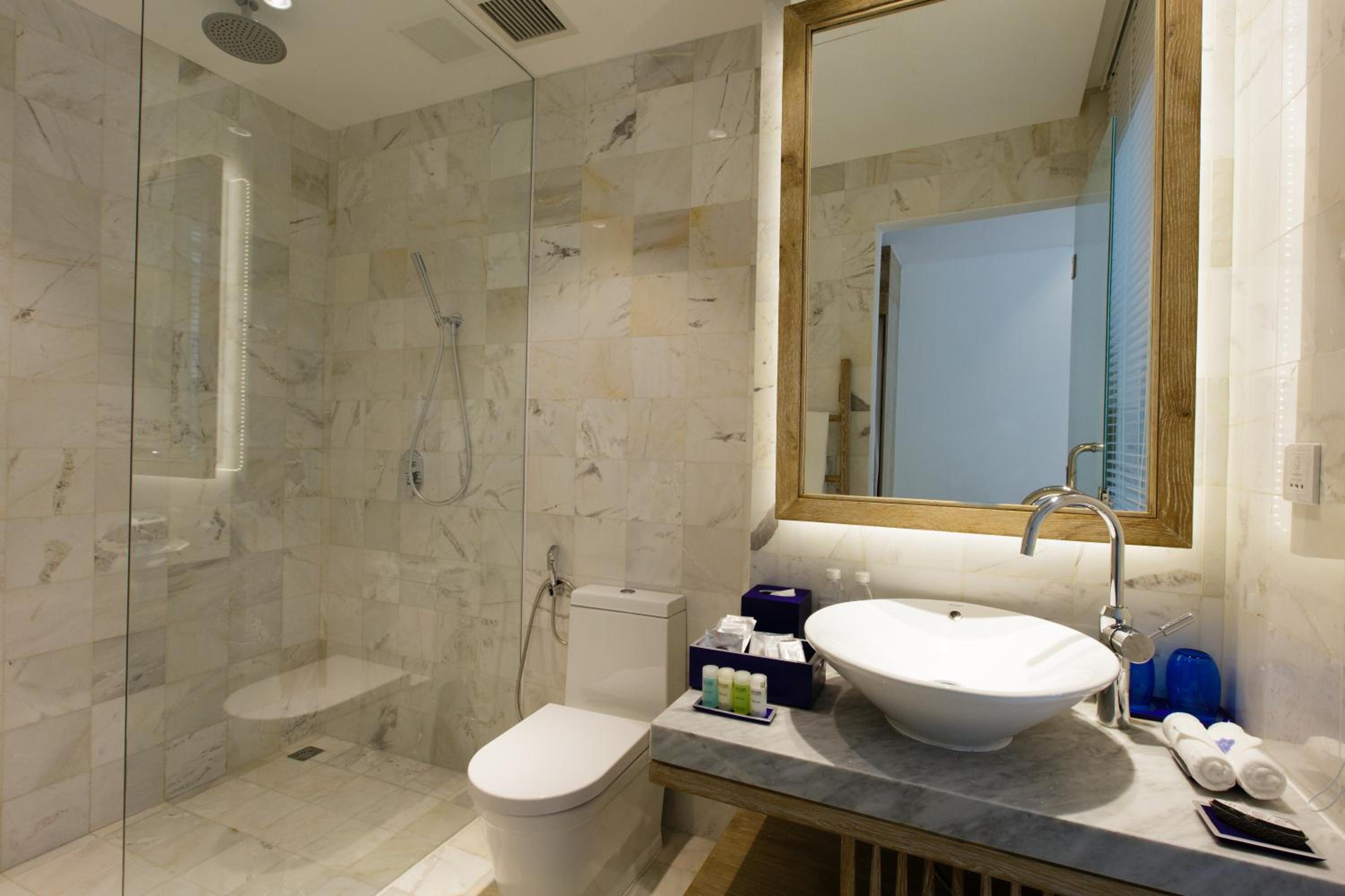 Deluxe King Room with Balcony - Pool/City View