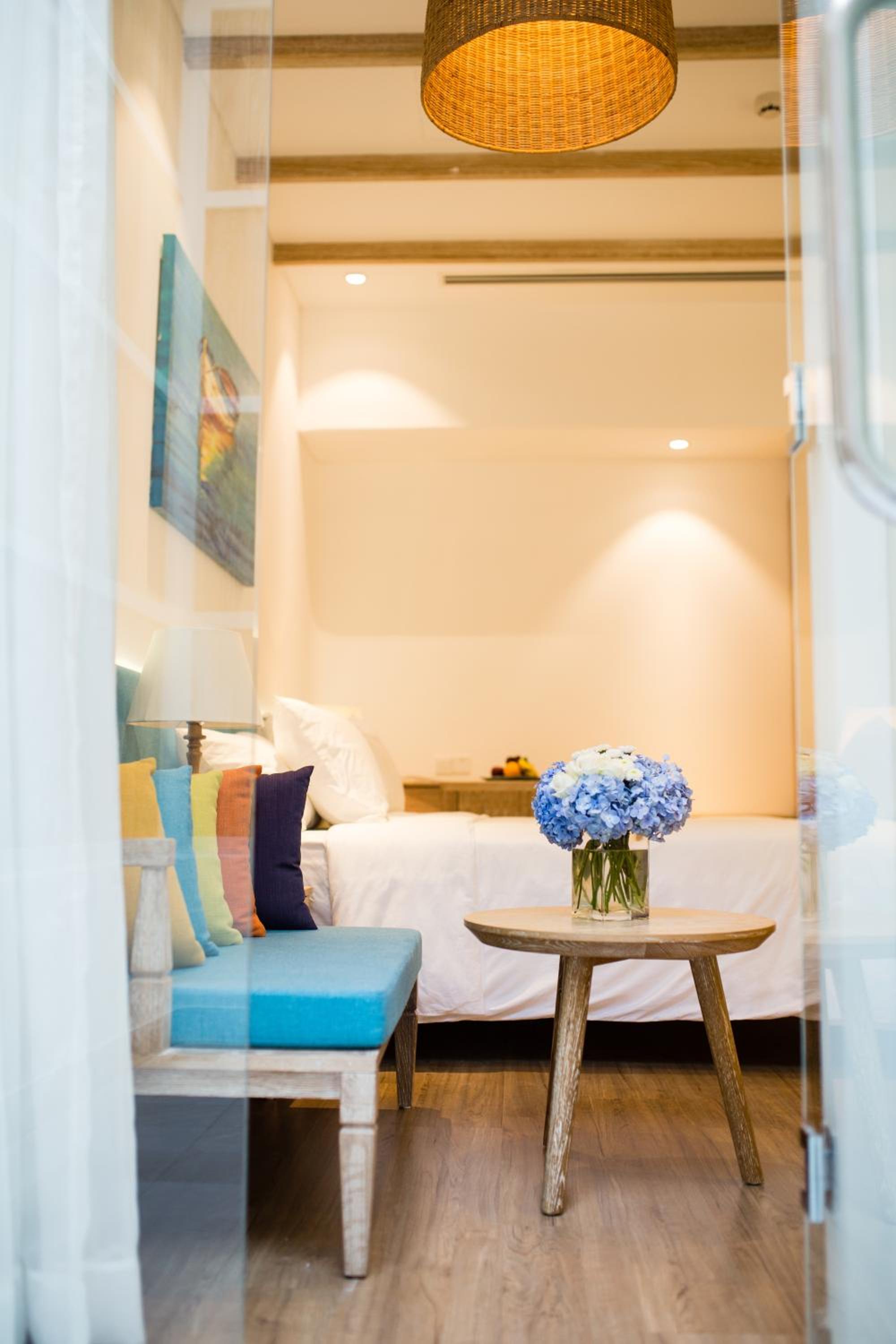 Deluxe King Room with Balcony - Pool/City View