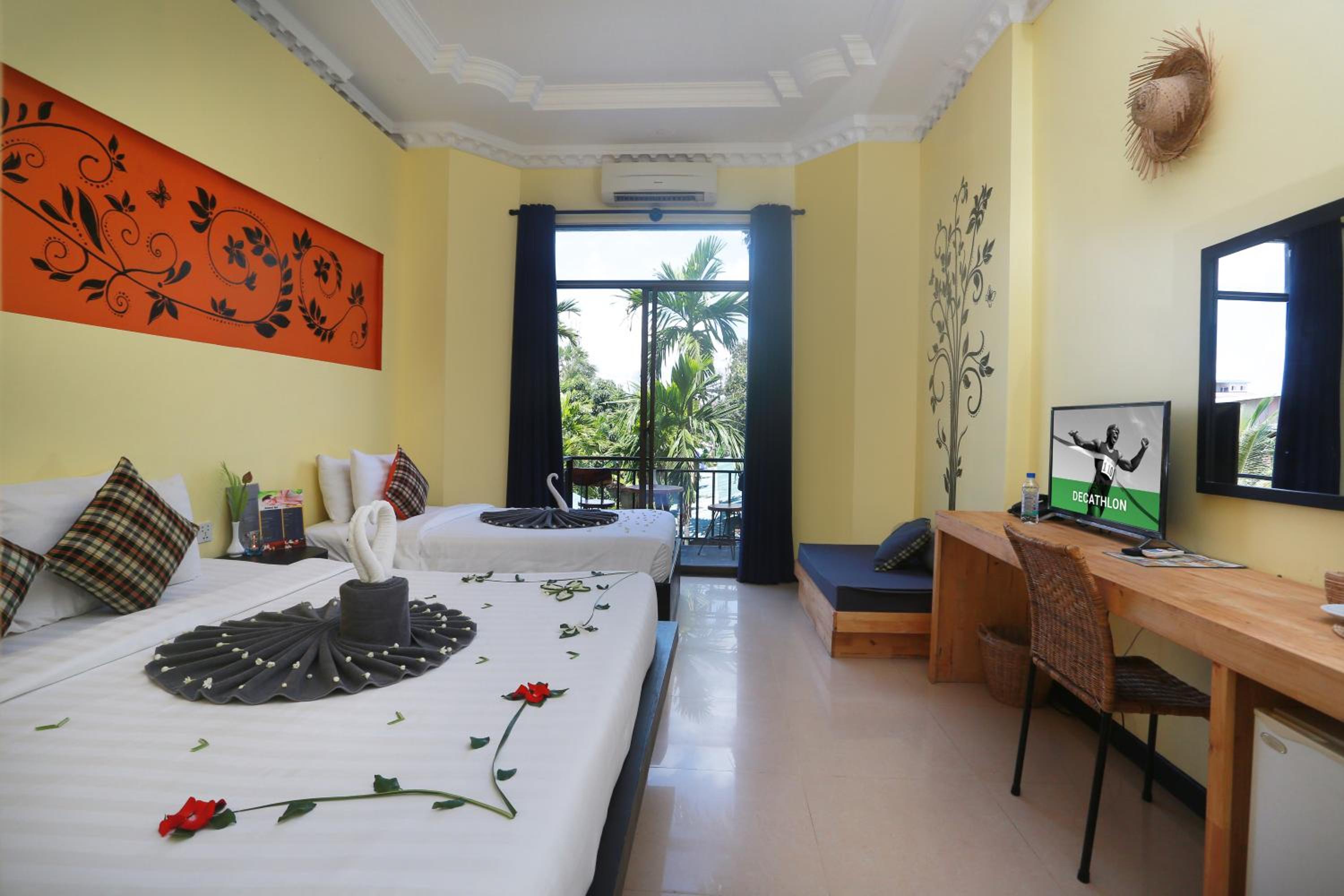 Deluxe Family Room with Balcony @ Free Pickup