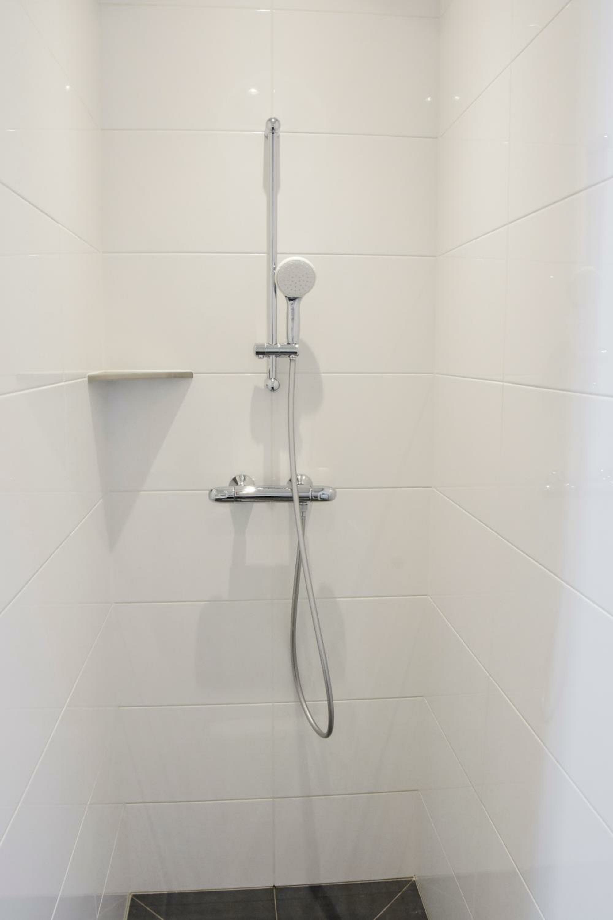 Budget Single Room with private bathroom in the hallway