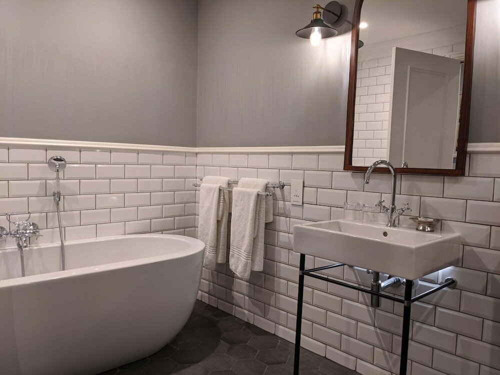 Deluxe Room, Courtyard View (UPPER LEVEL COURTYARD ROOM WITH BATH)