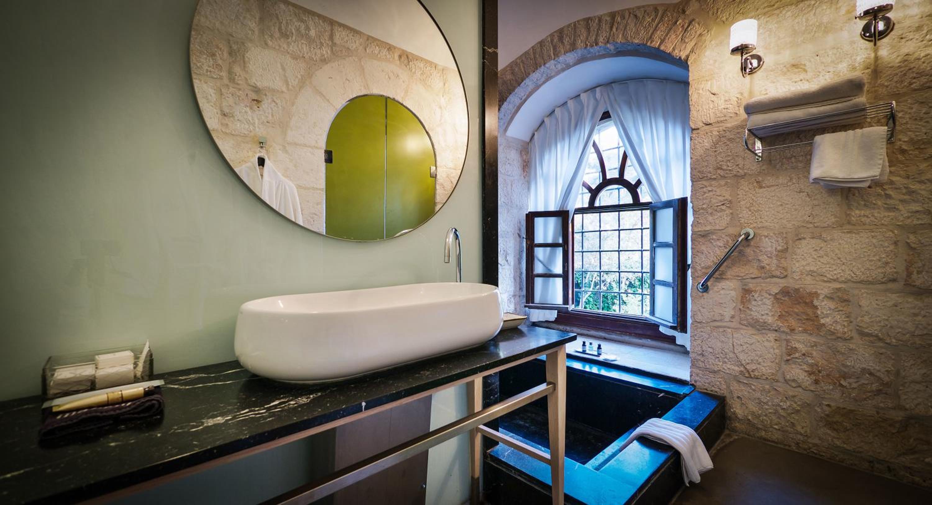 Luxury Suite with Bath