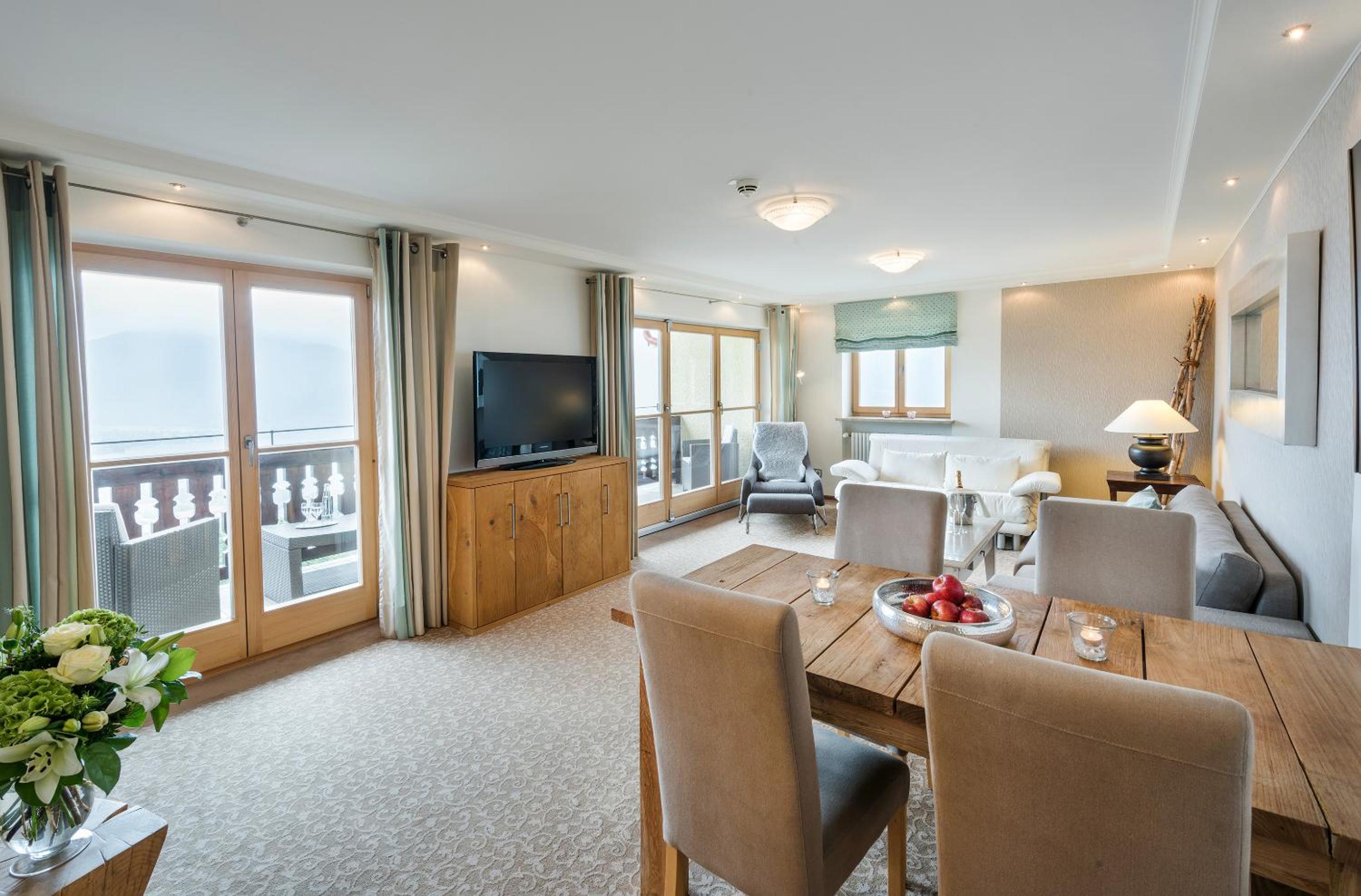 Deluxe Suite with Lake View