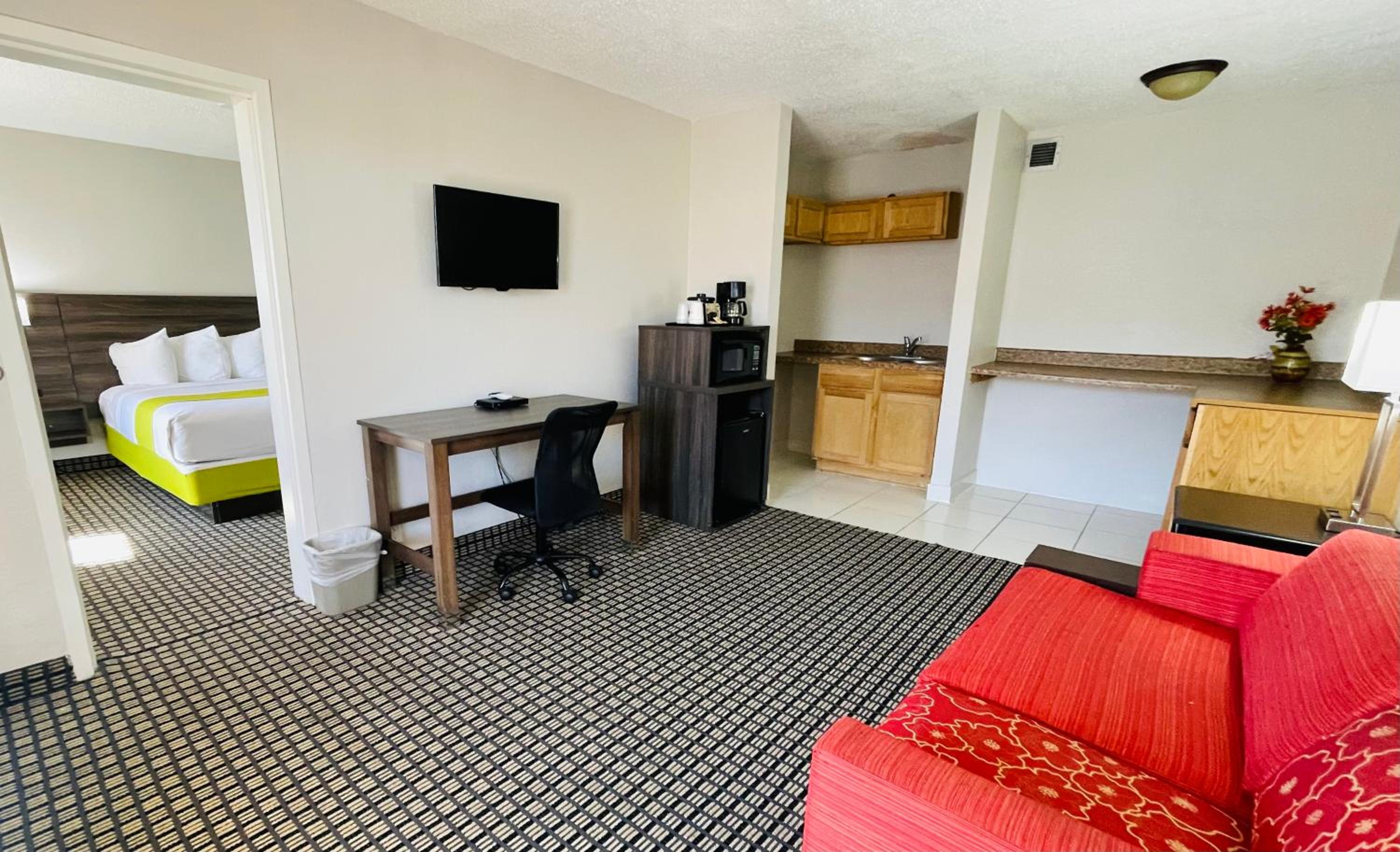 One-Bedroom Business King Suite - Non-Smoking